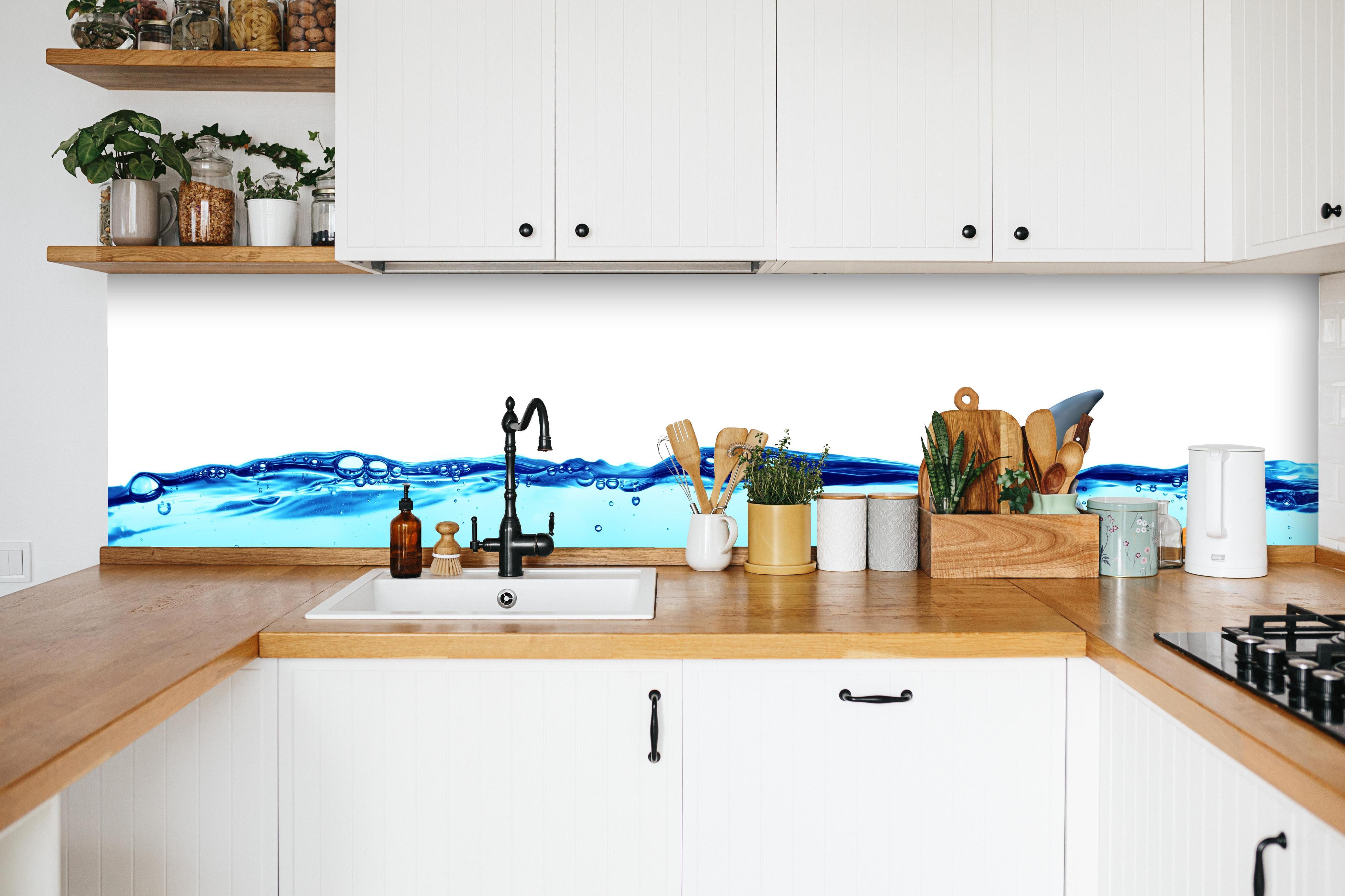 Küche - Goldfisch als Hai in weißer Küche hinter Gewürzen und Kochlöffeln aus Holz