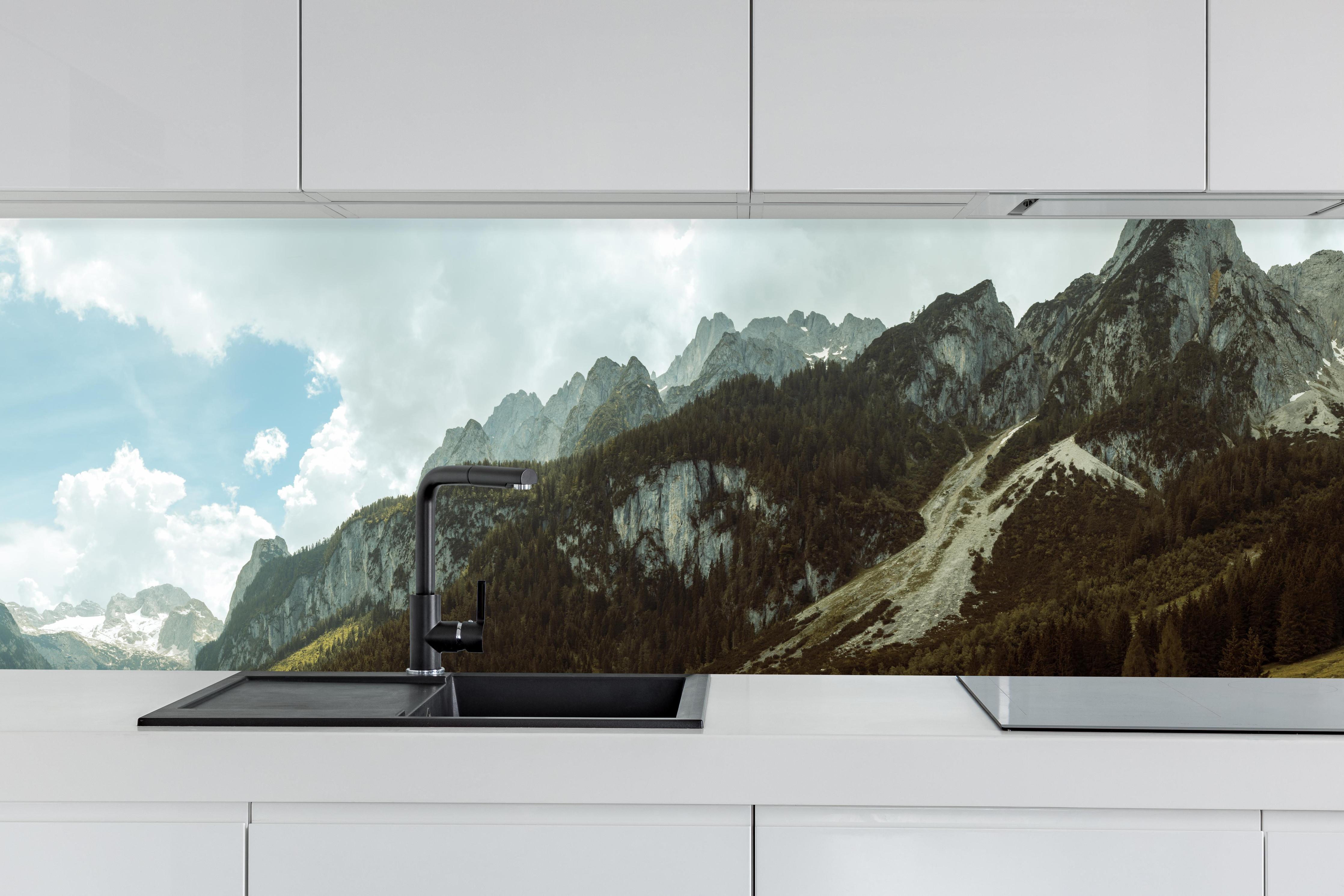 Küche - Gosausee Panorama hinter weißen Hochglanz-Küchenregalen und schwarzem Wasserhahn
