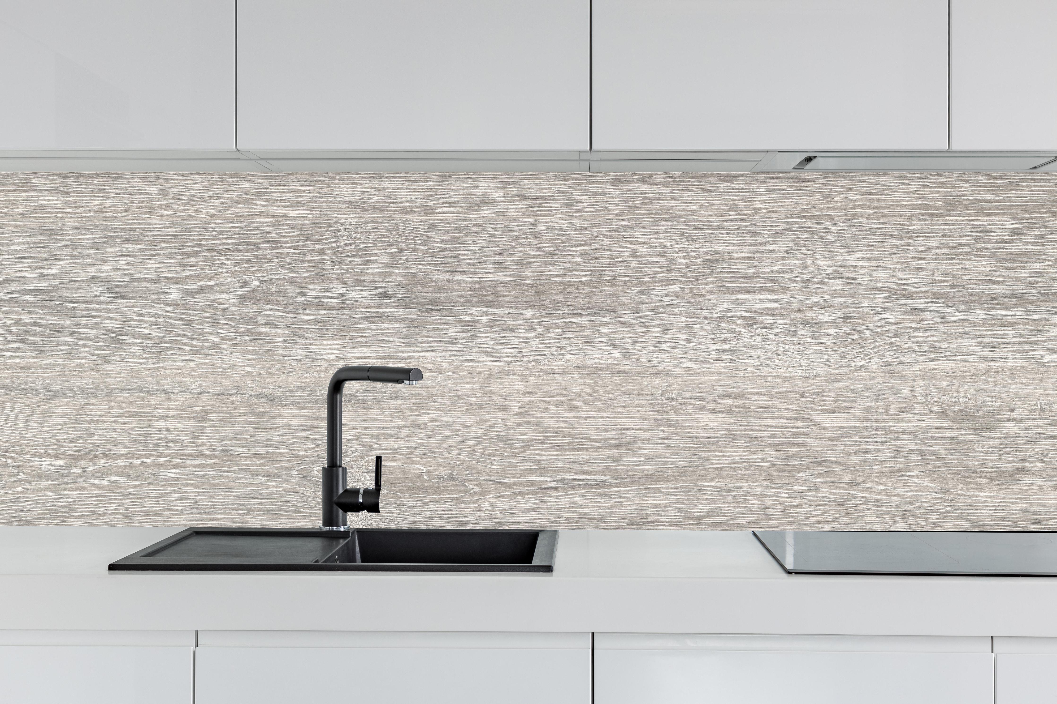 Küche - Gräuliche Eichenholzplatte hinter weißen Hochglanz-Küchenregalen und schwarzem Wasserhahn