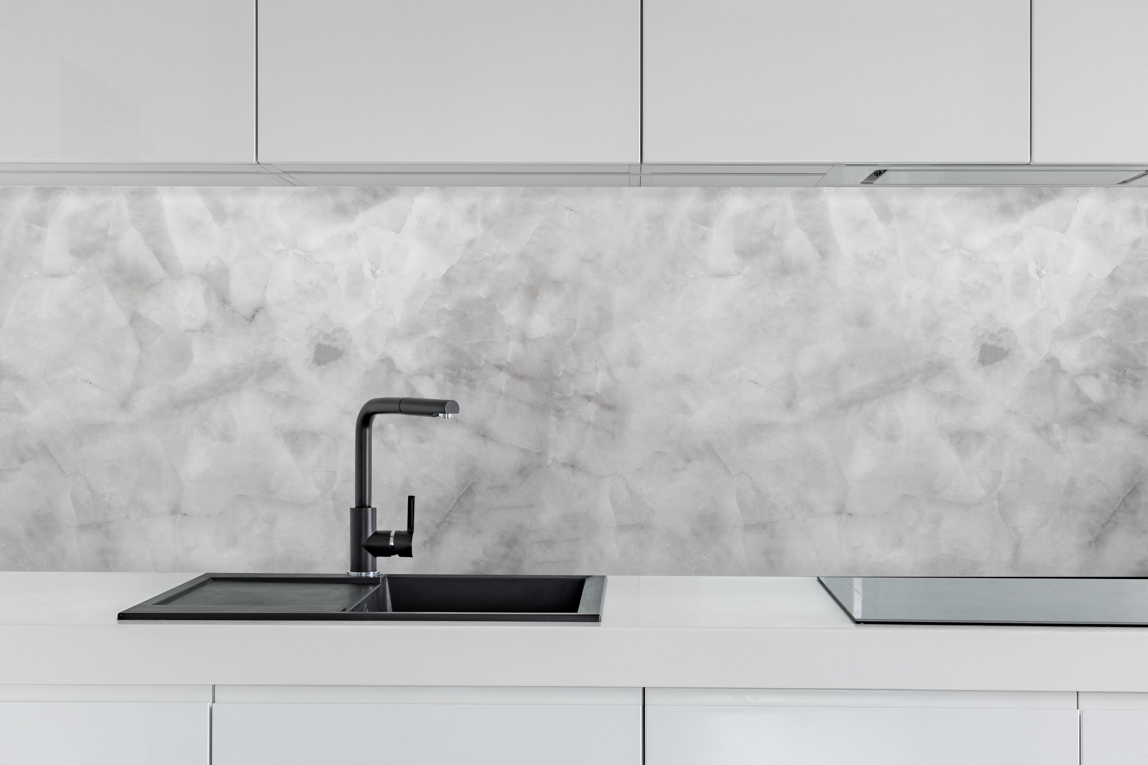 Küche - Gräuliche Marmor Textur hinter weißen Hochglanz-Küchenregalen und schwarzem Wasserhahn