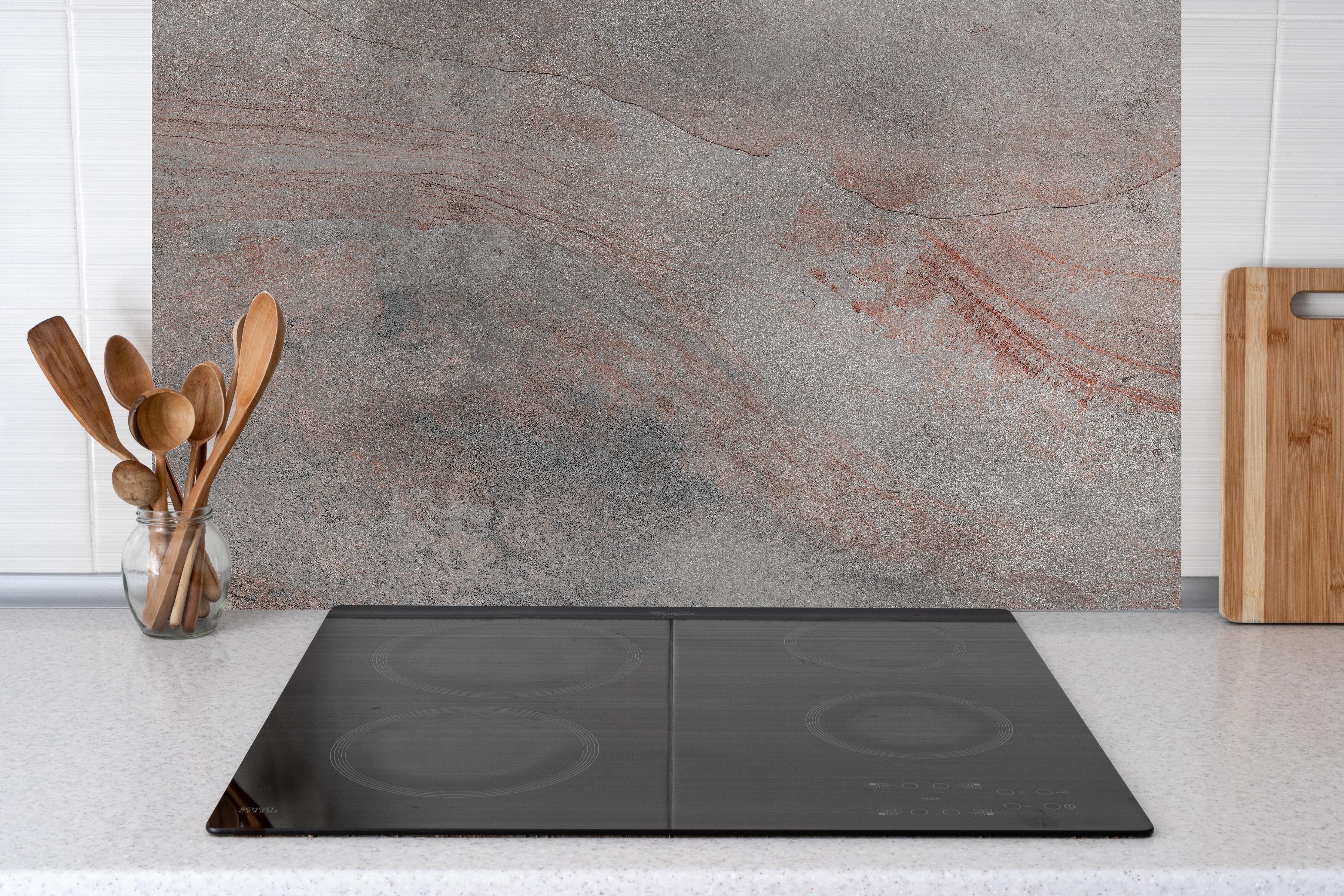 Küche - Gräuliche Vintage Marmor Textur hinter Cerankochfeld und Holz-Kochutensilien