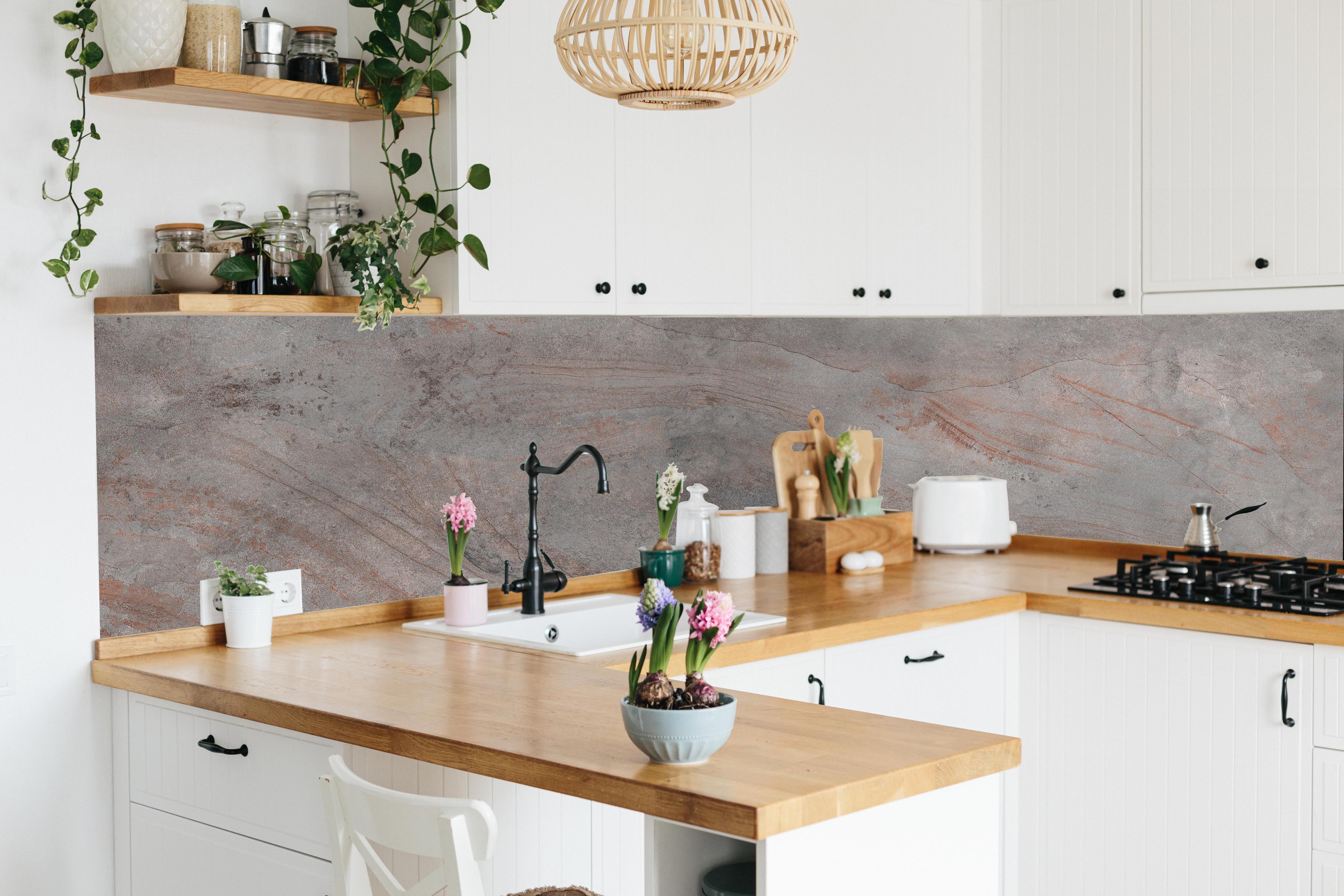 Küche - Gräuliche Vintage Marmor Textur in lebendiger Küche mit bunten Blumen