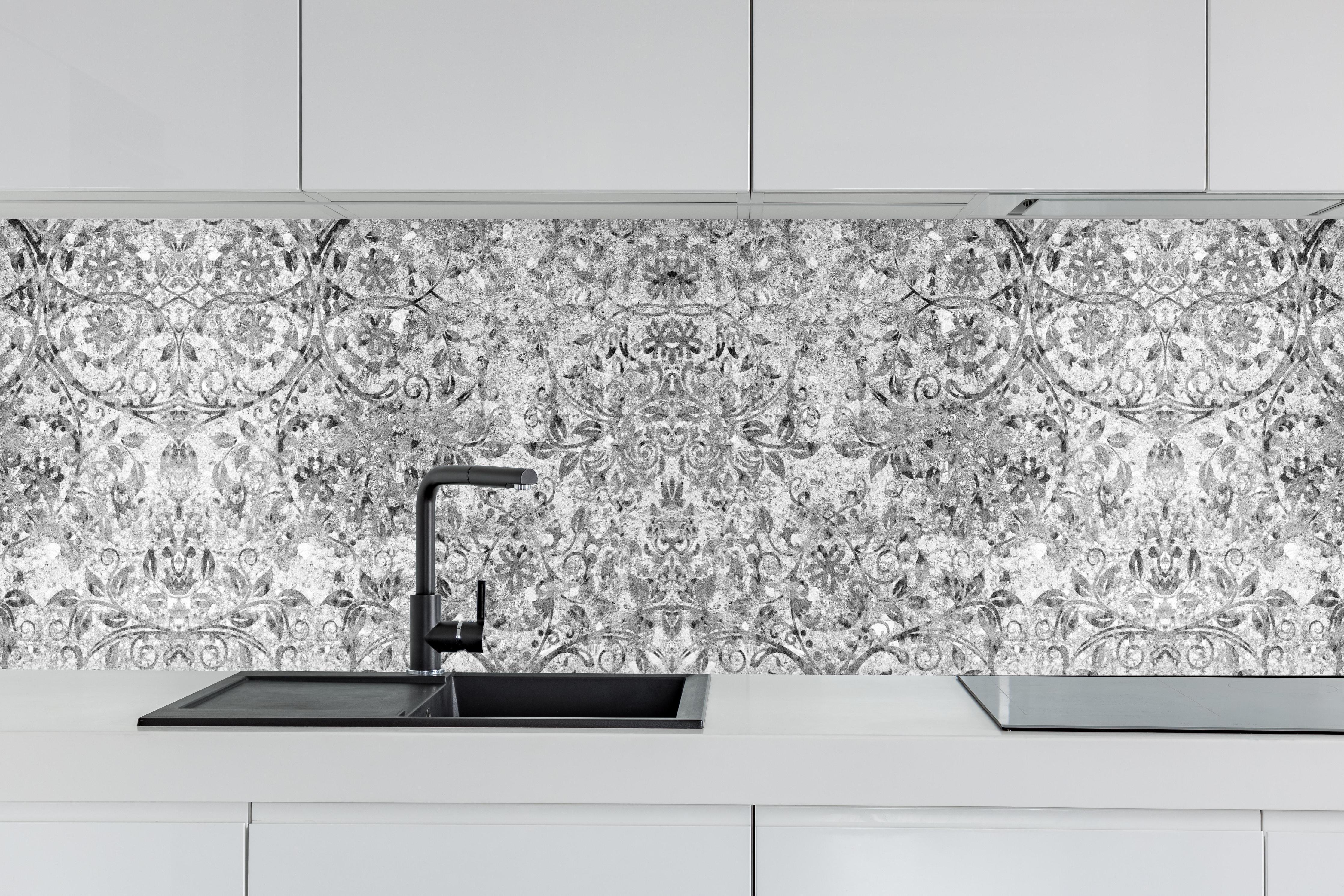 Küche - Gräuliche gealterte Tapet-Wand hinter weißen Hochglanz-Küchenregalen und schwarzem Wasserhahn