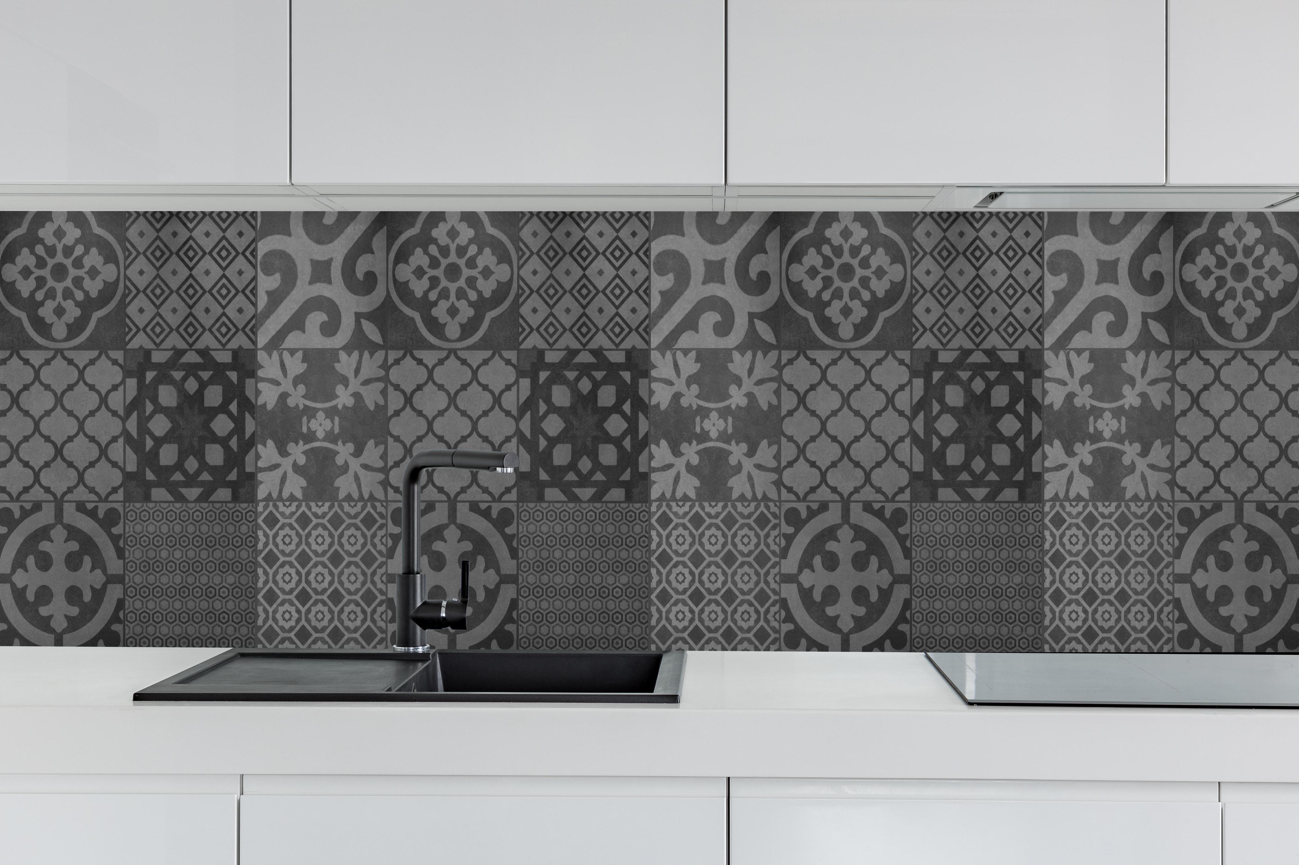 Küche - Grau vintage Fliesen hinter weißen Hochglanz-Küchenregalen und schwarzem Wasserhahn