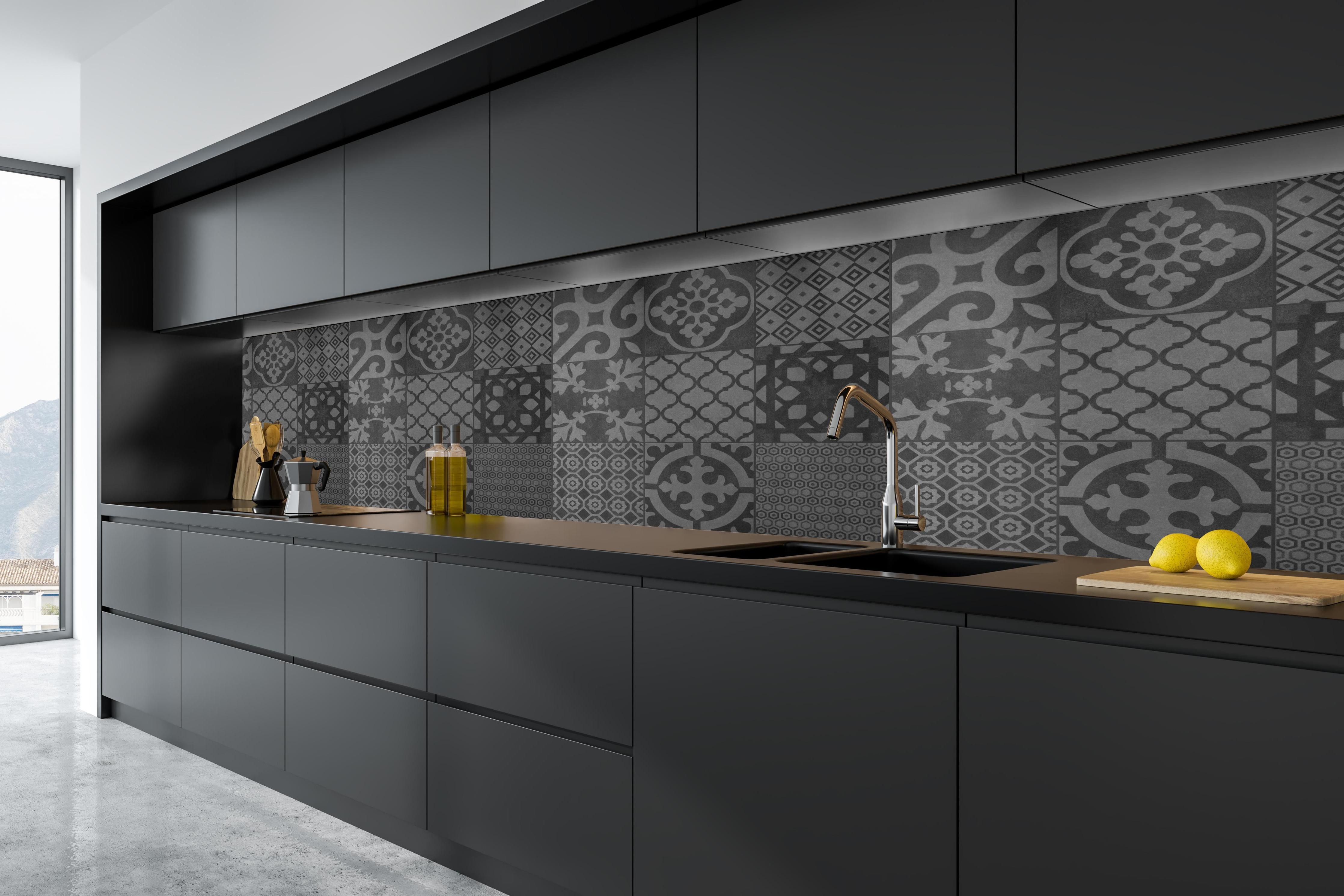 Küche - Grau vintage Fliesen in tiefschwarzer matt-premium Einbauküche