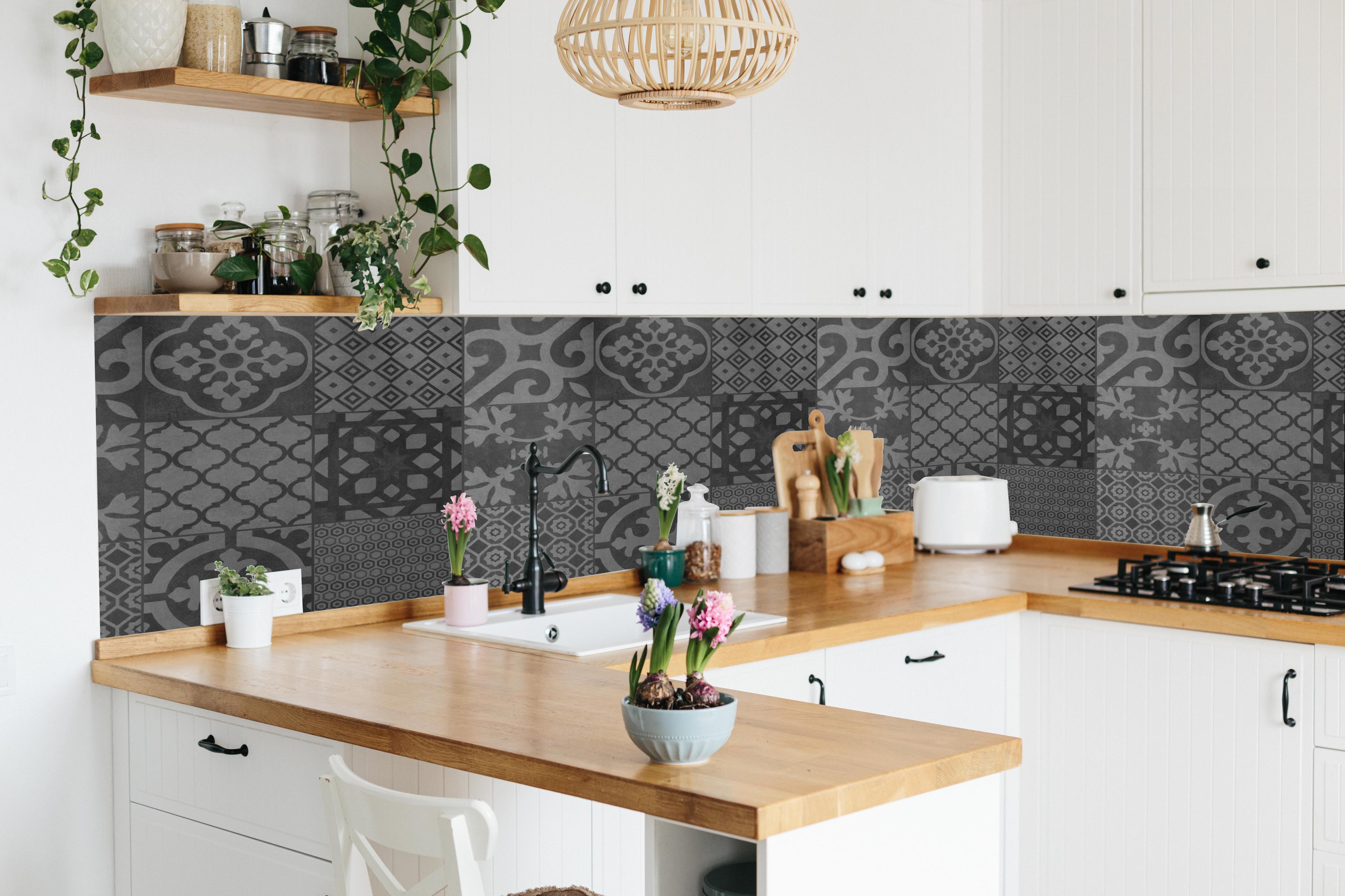 Küche - Grau vintage Fliesen in lebendiger Küche mit bunten Blumen