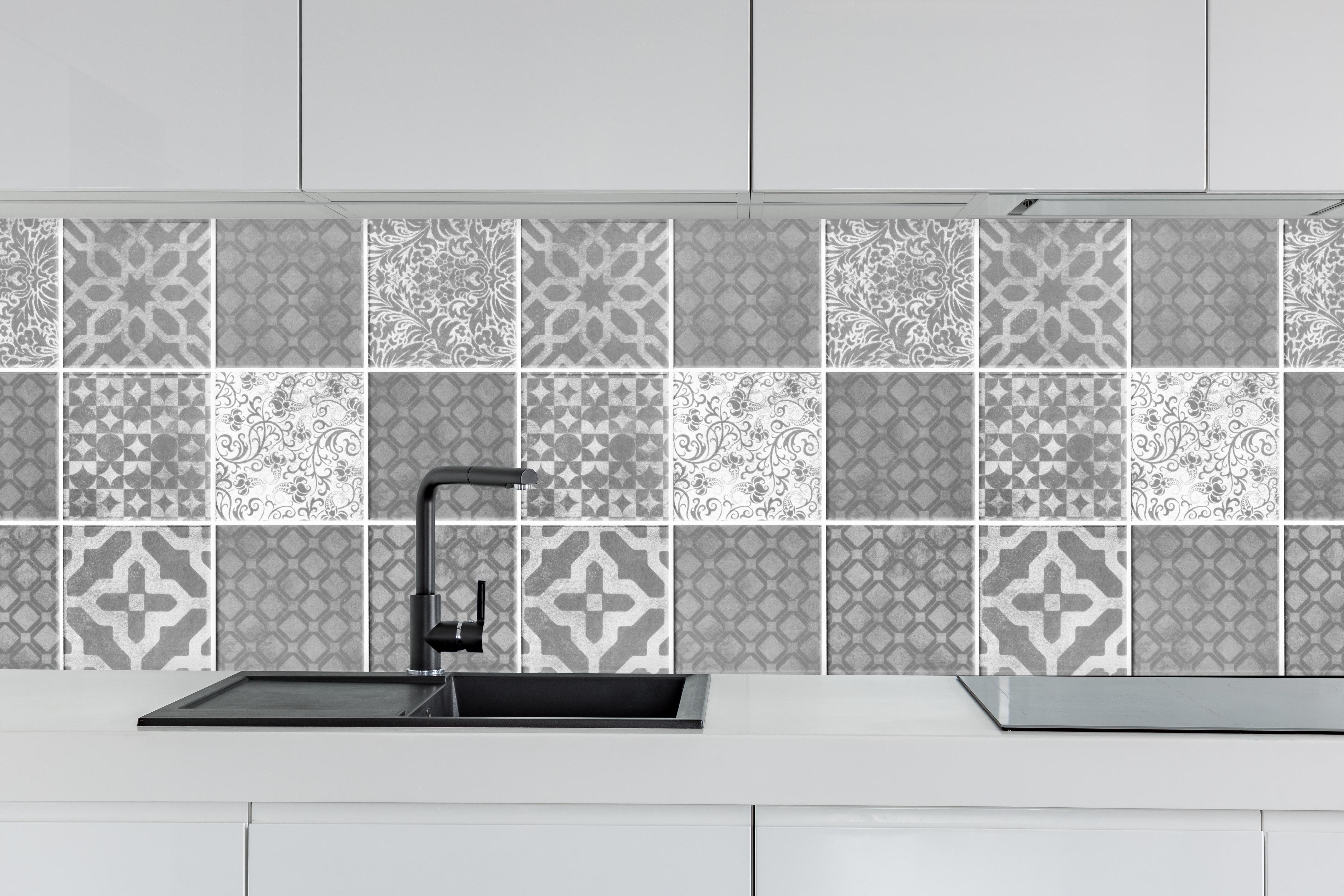 Küche - Grau weiße Vintage Mosaik Textur hinter weißen Hochglanz-Küchenregalen und schwarzem Wasserhahn