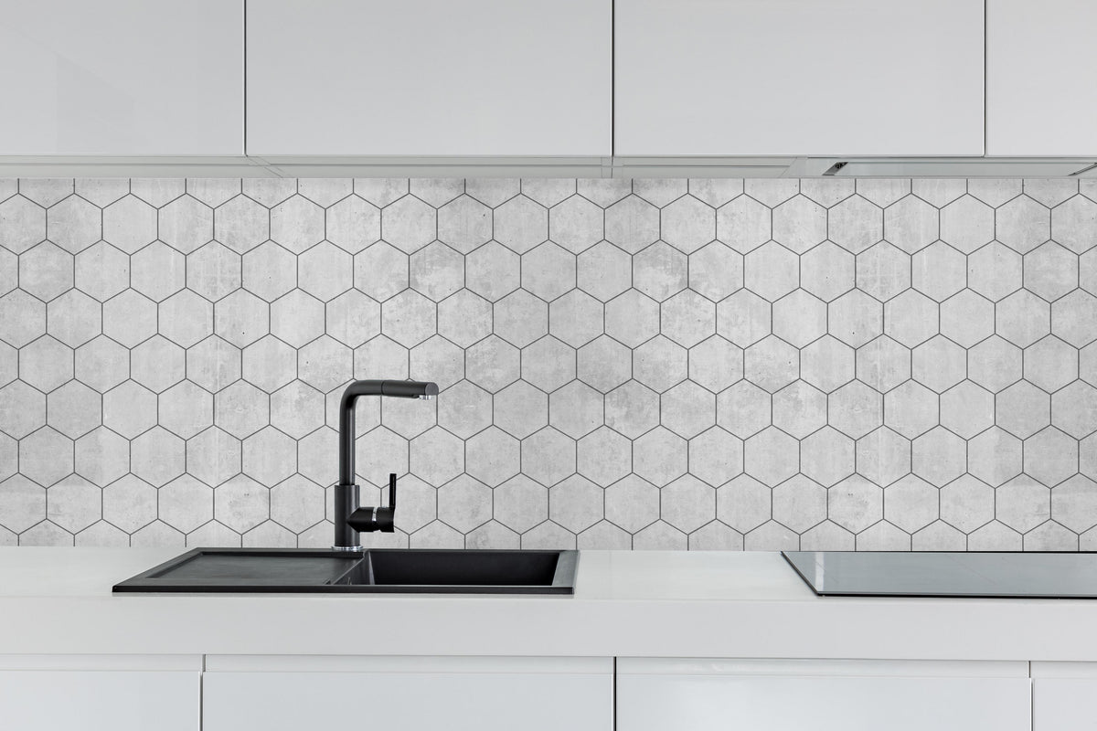 Küche - Graue sechseckige Mustern hinter weißen Hochglanz-Küchenregalen und schwarzem Wasserhahn