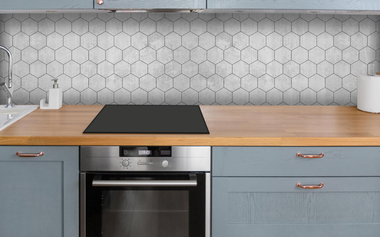 Küche - Graue sechseckige Mustern über polierter Holzarbeitsplatte mit Cerankochfeld