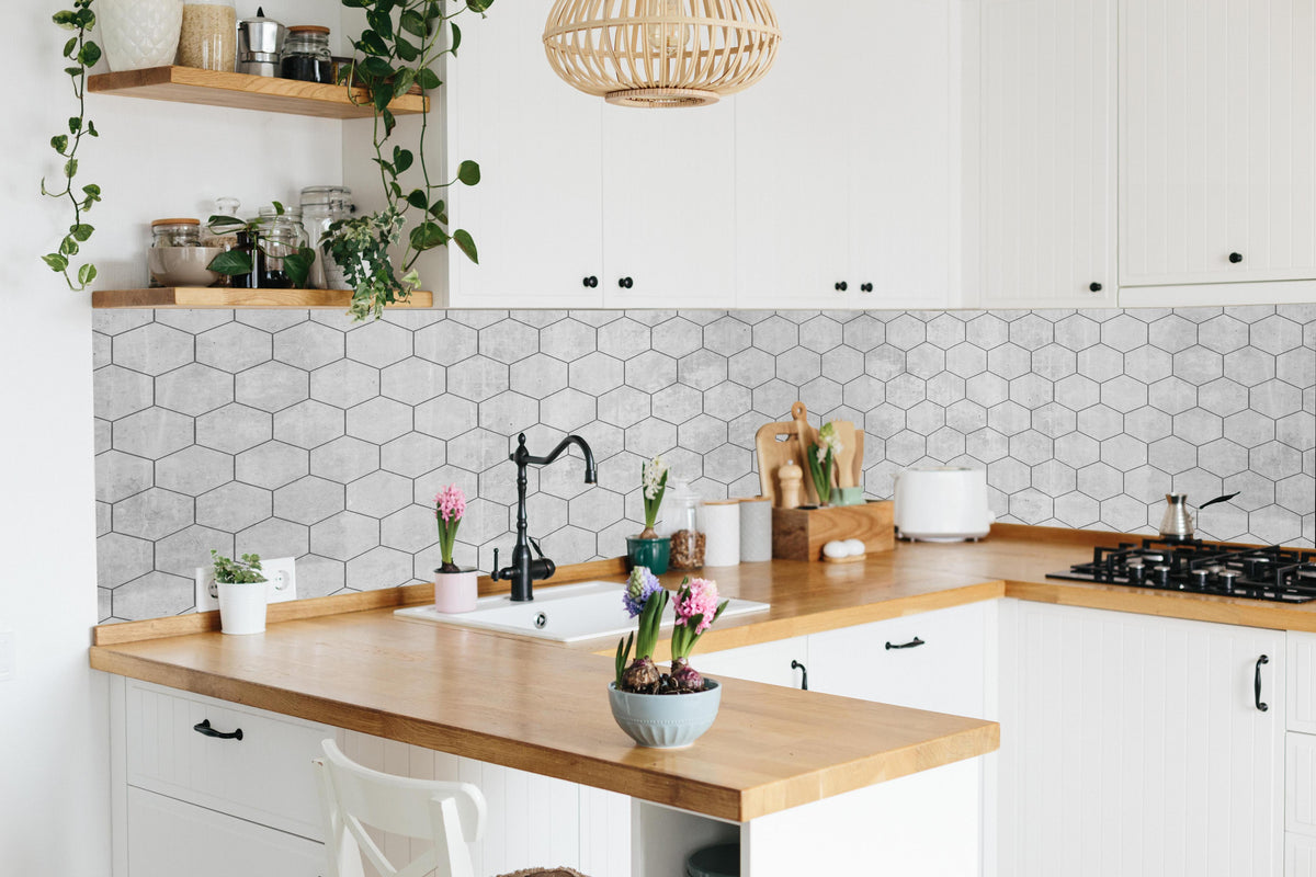 Küche - Graue sechseckige Mustern in lebendiger Küche mit bunten Blumen