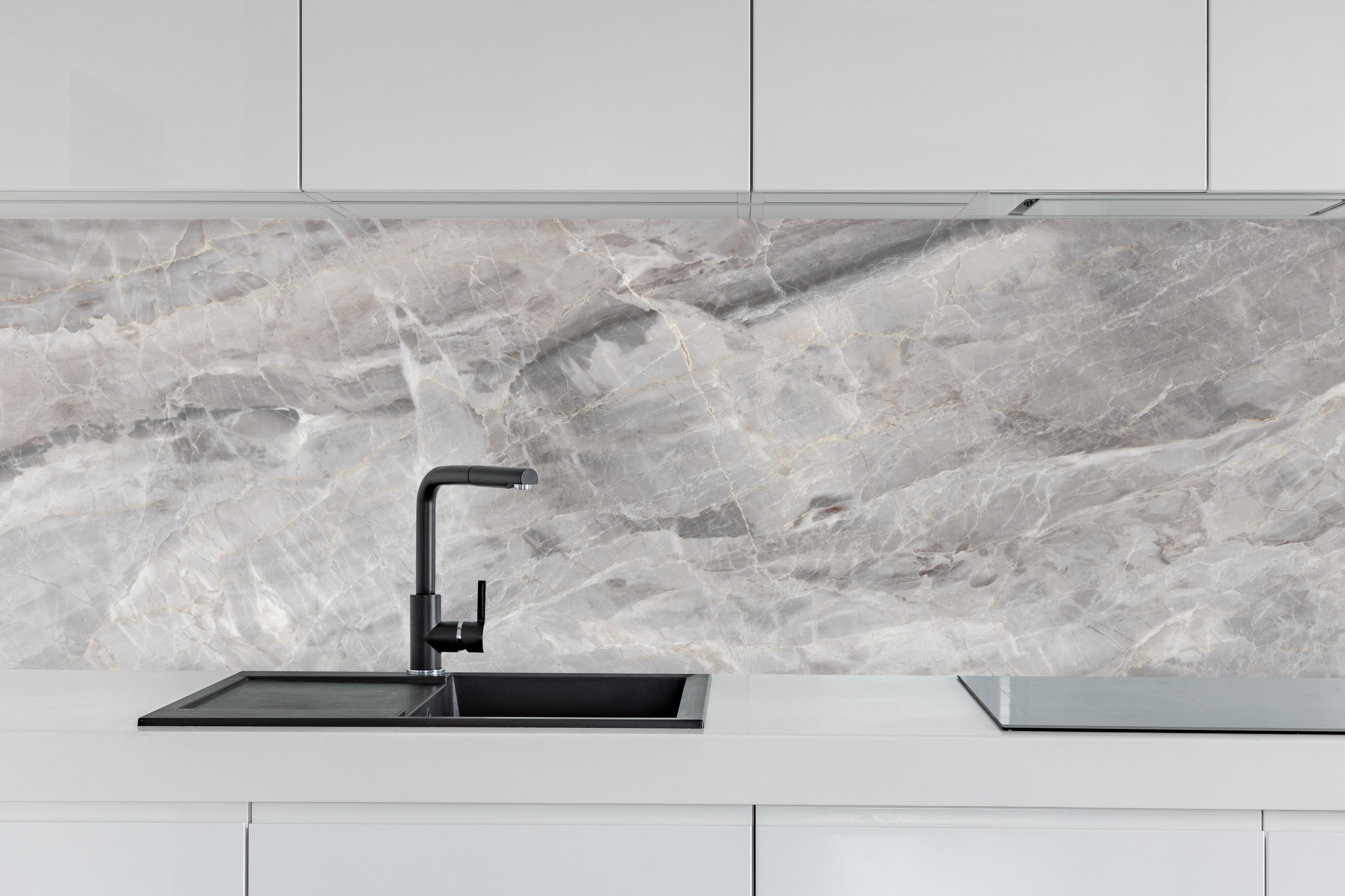 Küche - Grauer Marmor - Granit hinter weißen Hochglanz-Küchenregalen und schwarzem Wasserhahn