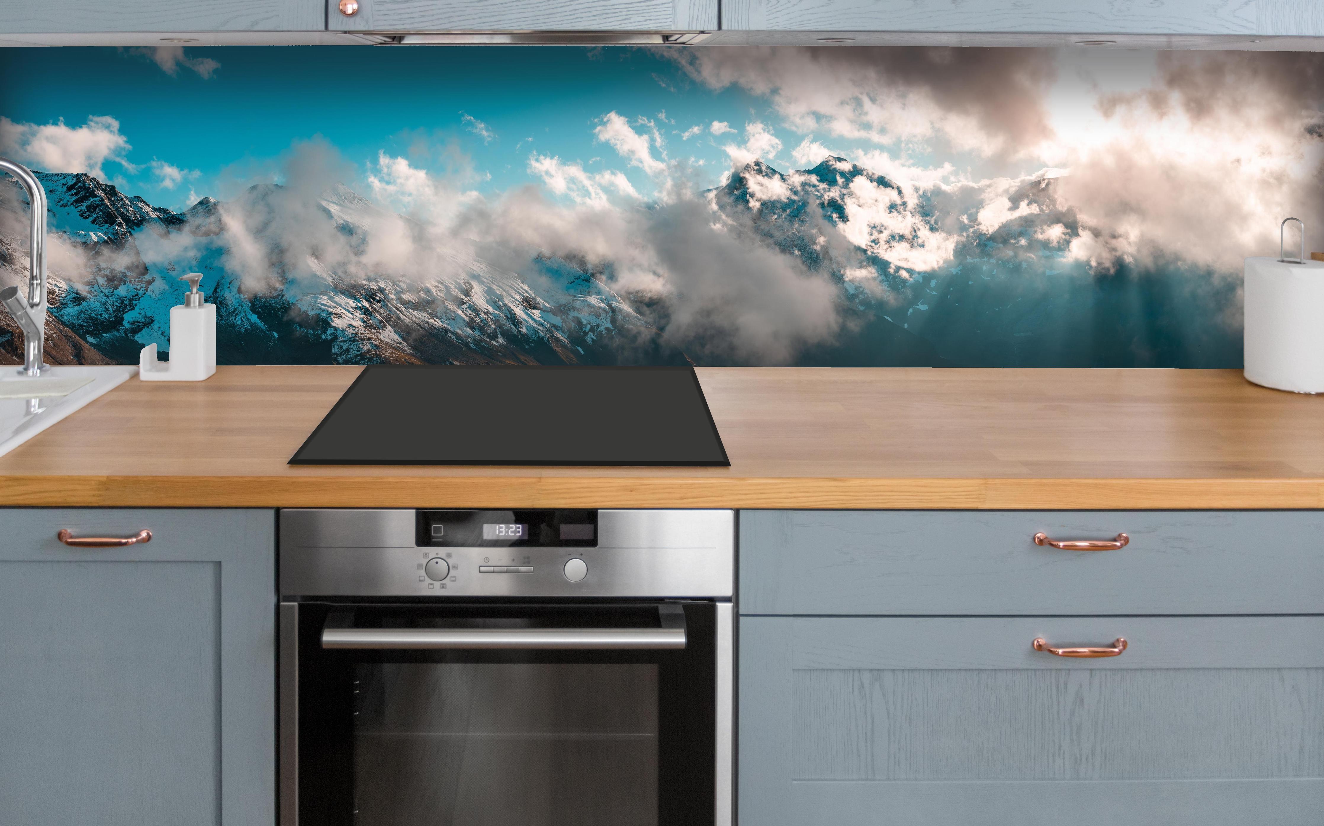 Küche - Großglockner Alpenstraße in Österreich über polierter Holzarbeitsplatte mit Cerankochfeld