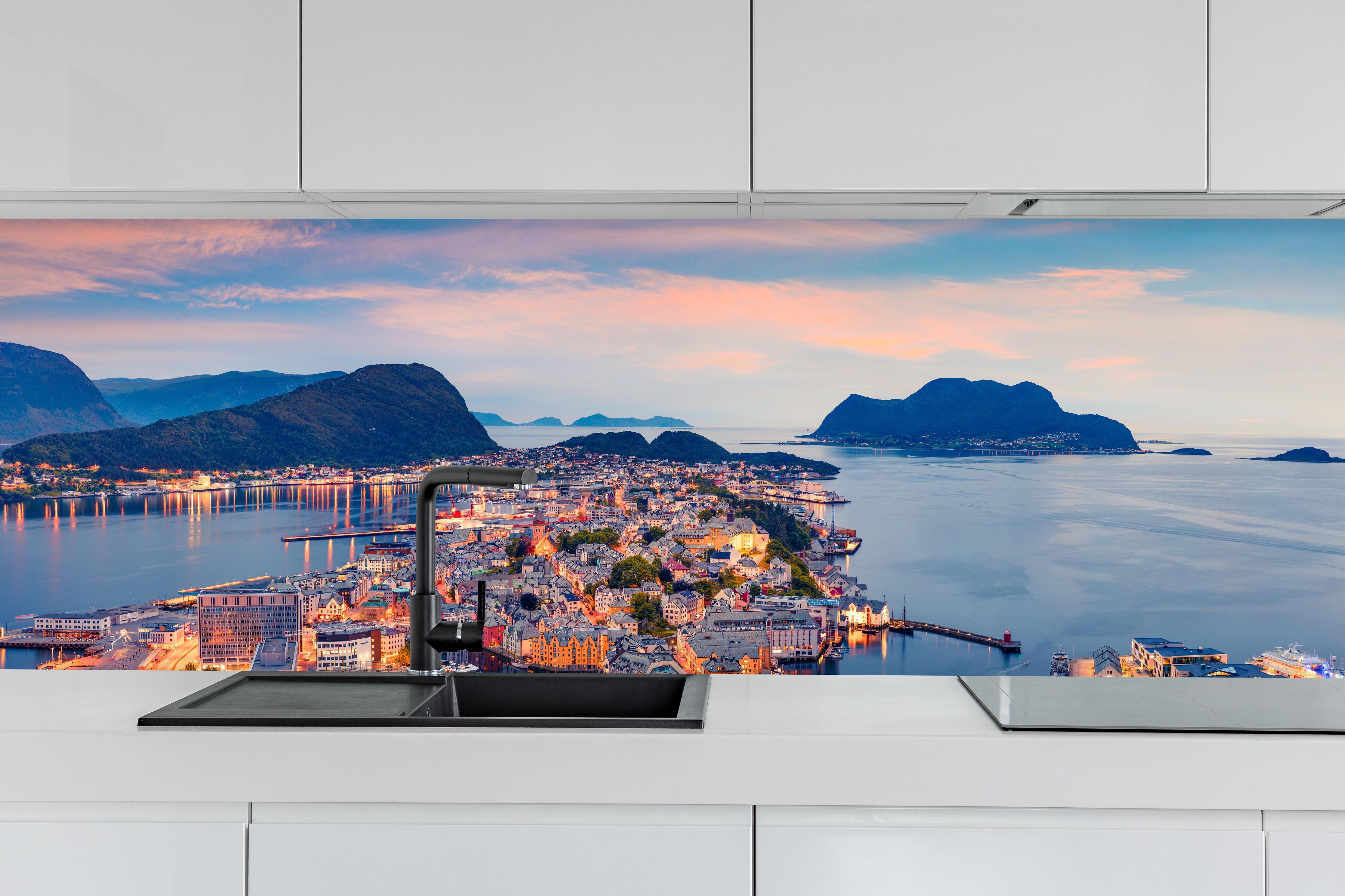 Küche - Hafenstadt Alesund hinter weißen Hochglanz-Küchenregalen und schwarzem Wasserhahn