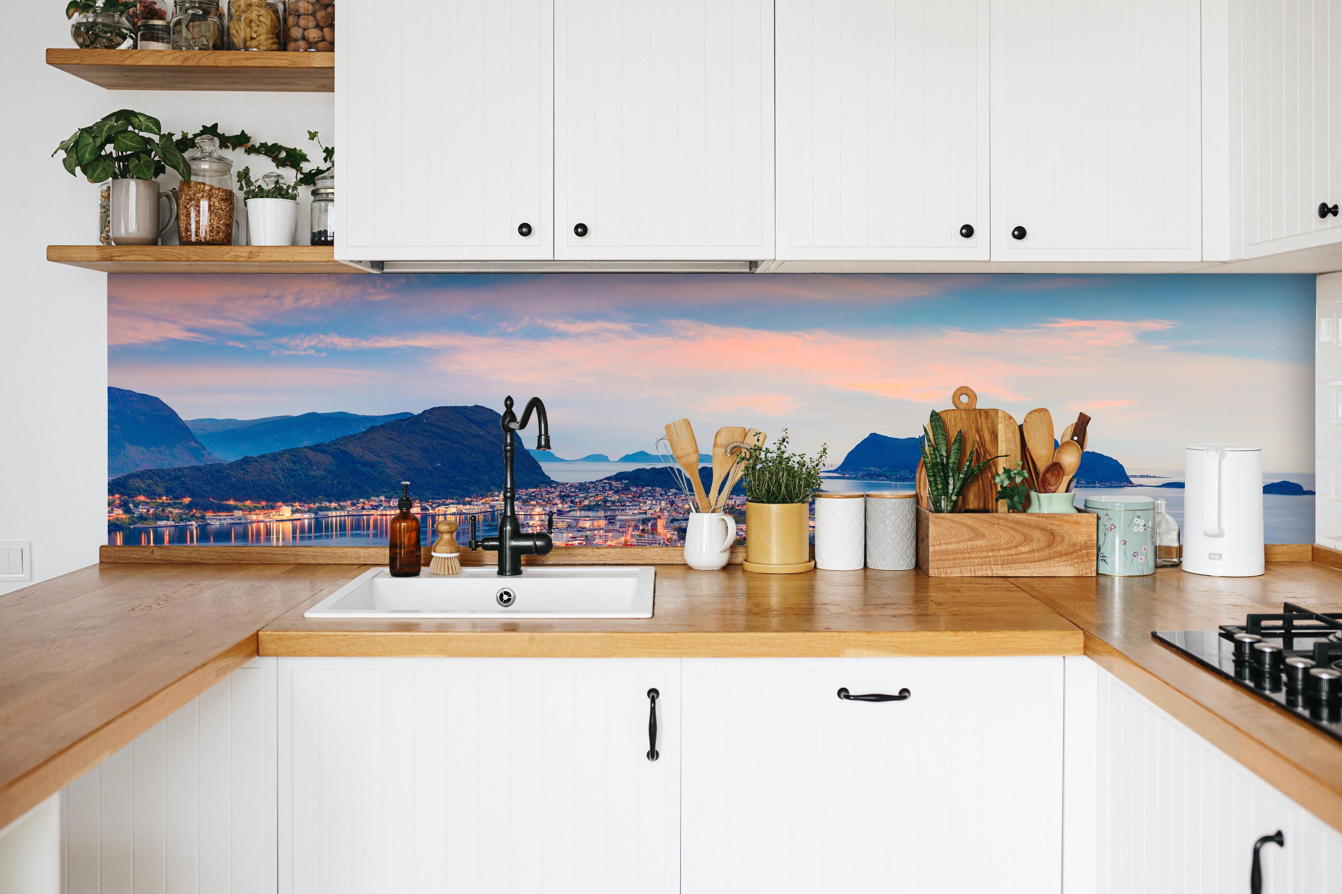 Küche - Hafenstadt Alesund in weißer Küche hinter Gewürzen und Kochlöffeln aus Holz