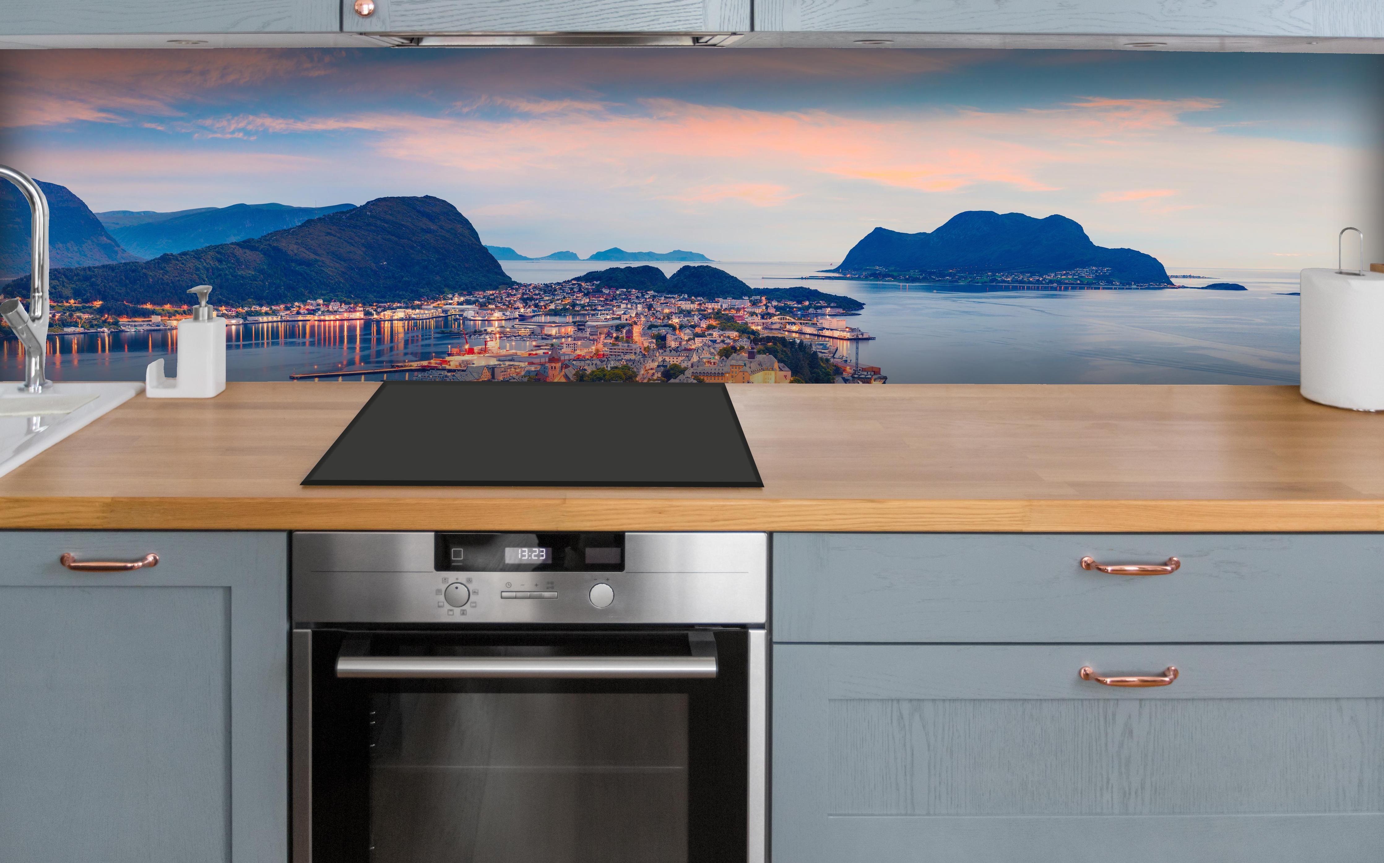Küche - Hafenstadt Alesund über polierter Holzarbeitsplatte mit Cerankochfeld