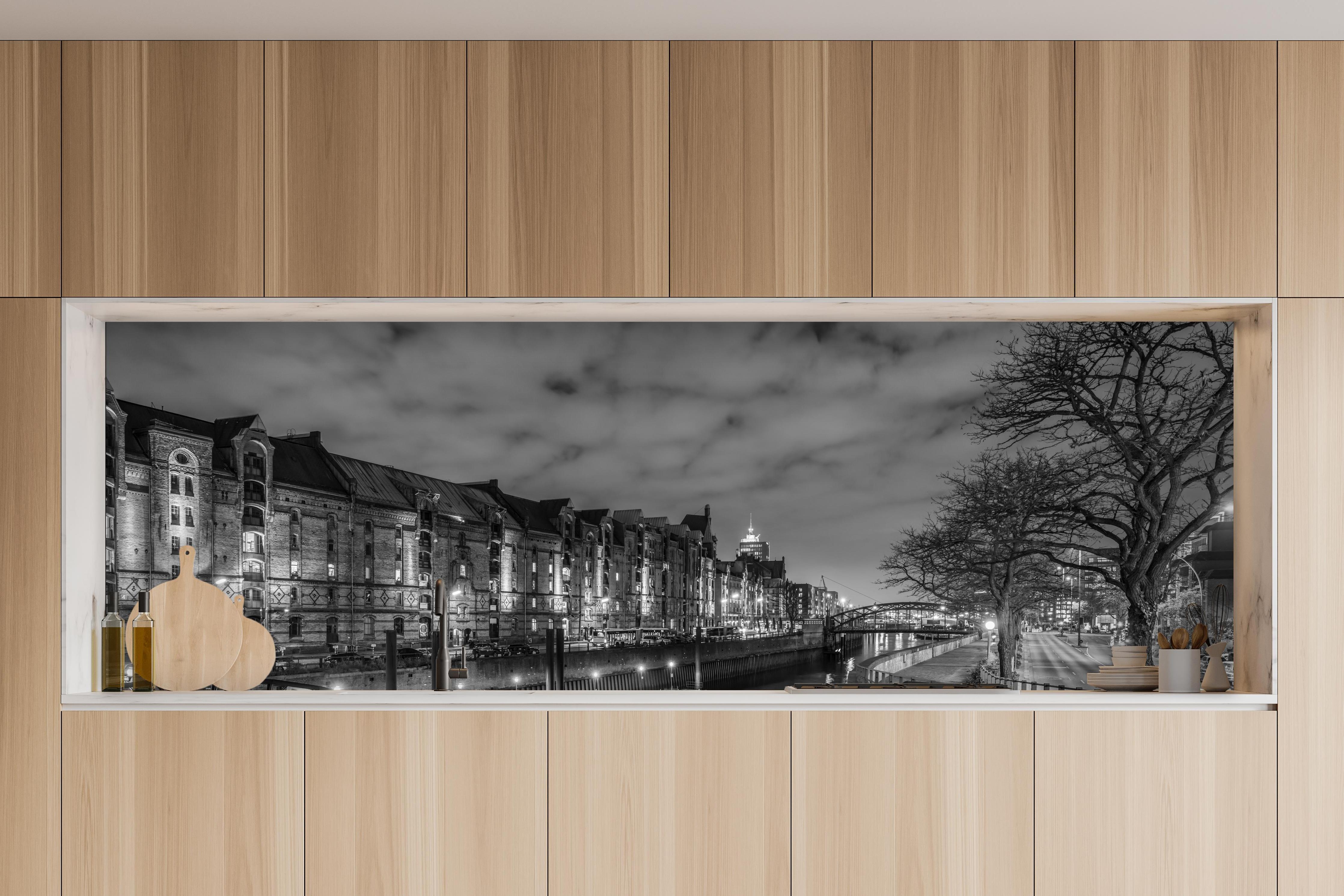 Küche - Hamburg Nacht in charakteristischer Vollholz-Küche mit modernem Gasherd