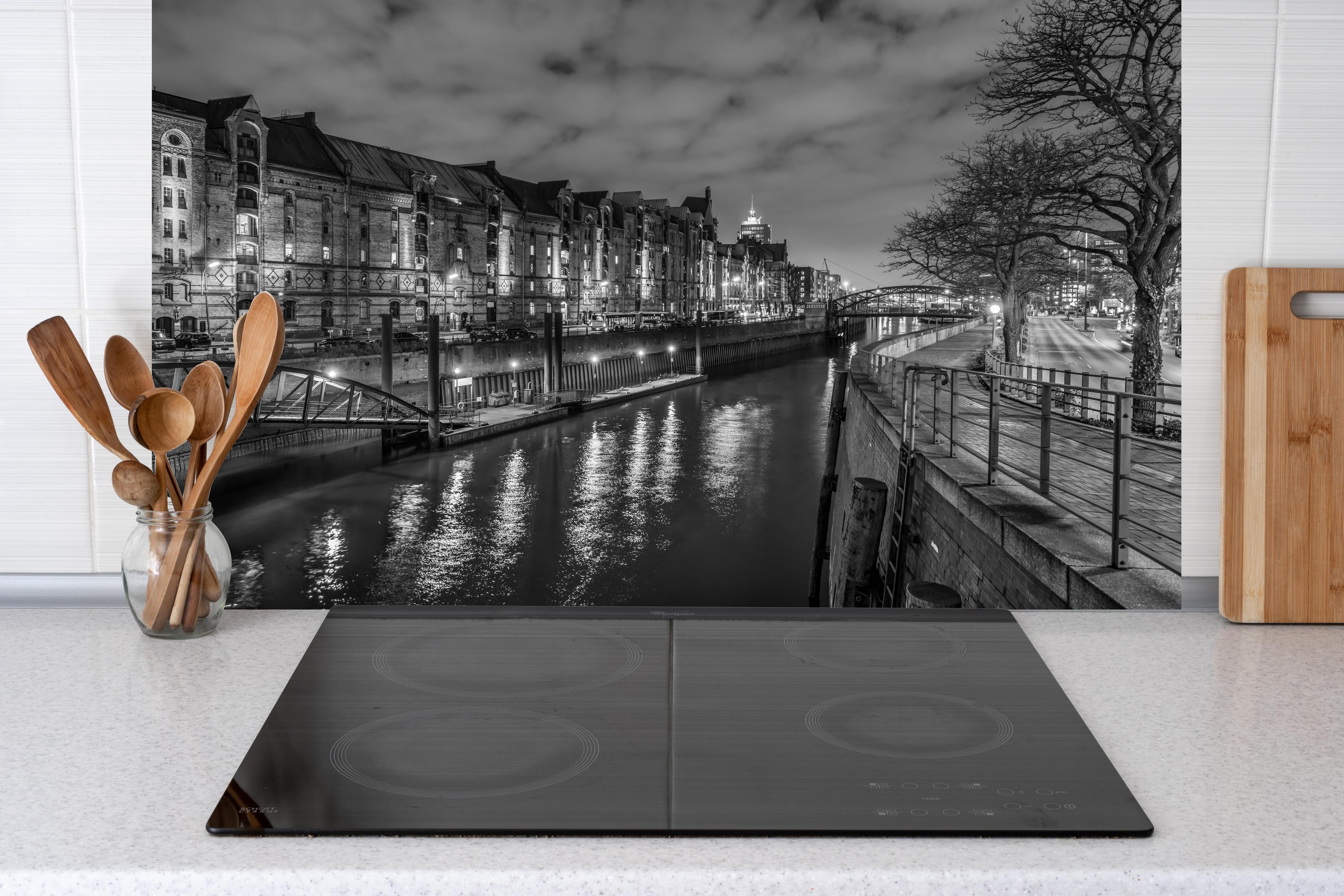 Küche - Hamburg Nacht hinter Cerankochfeld und Holz-Kochutensilien