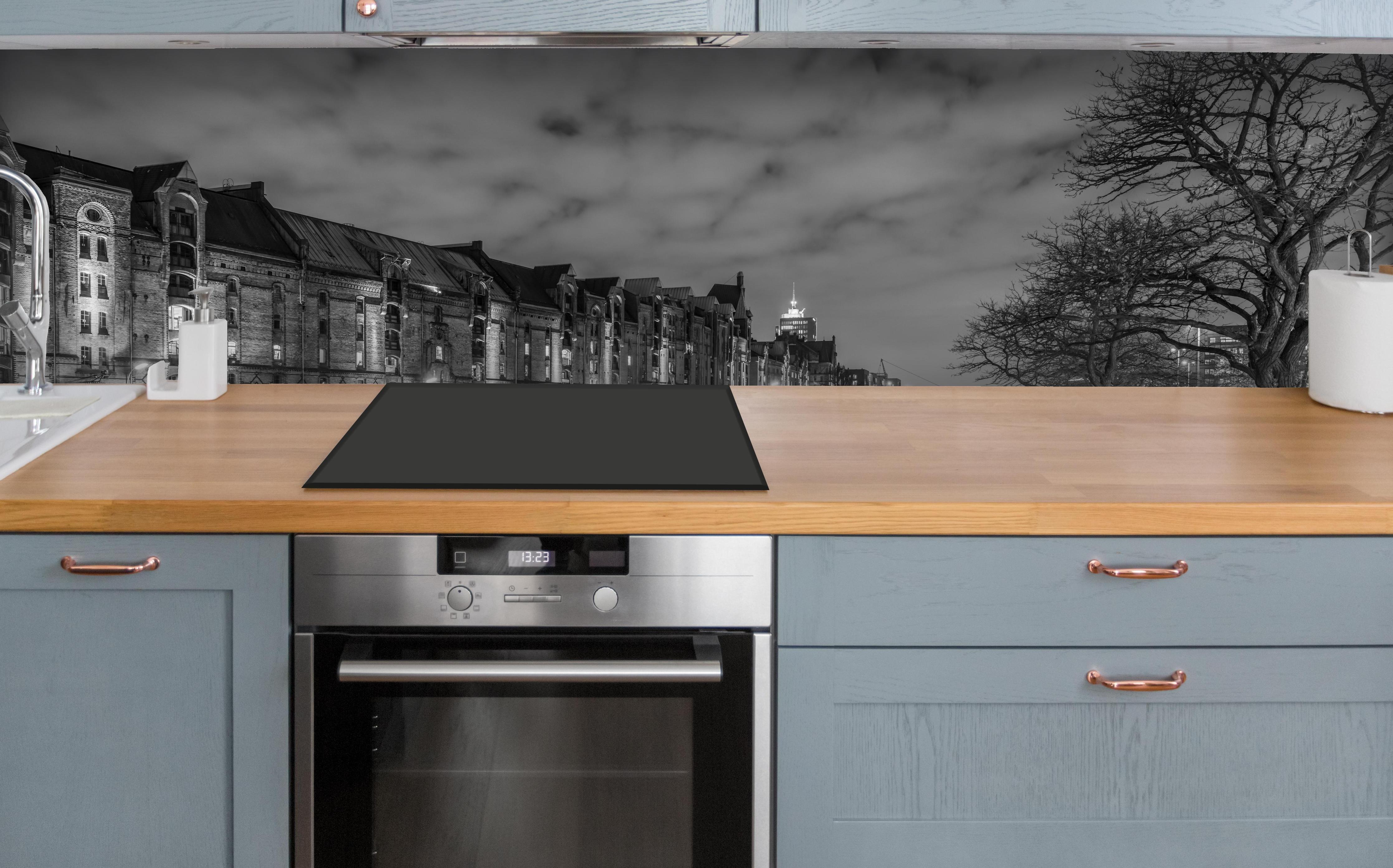 Küche - Hamburg Nacht über polierter Holzarbeitsplatte mit Cerankochfeld