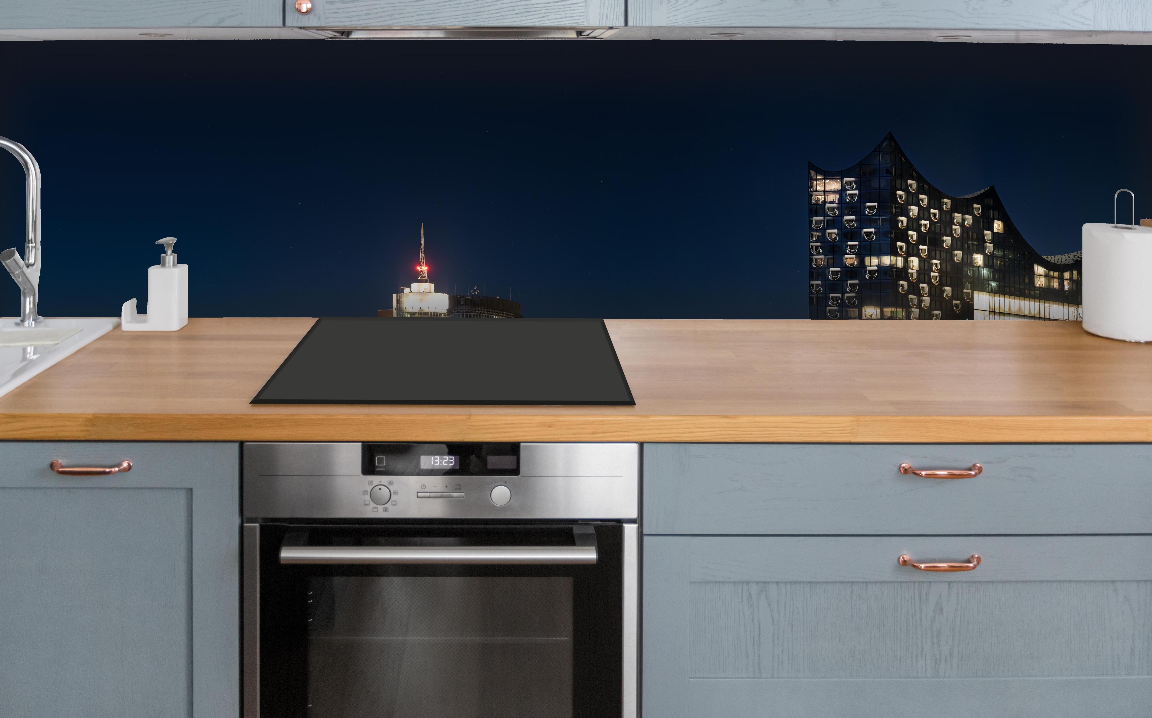 Küche - Hamburg bei Nacht über polierter Holzarbeitsplatte mit Cerankochfeld