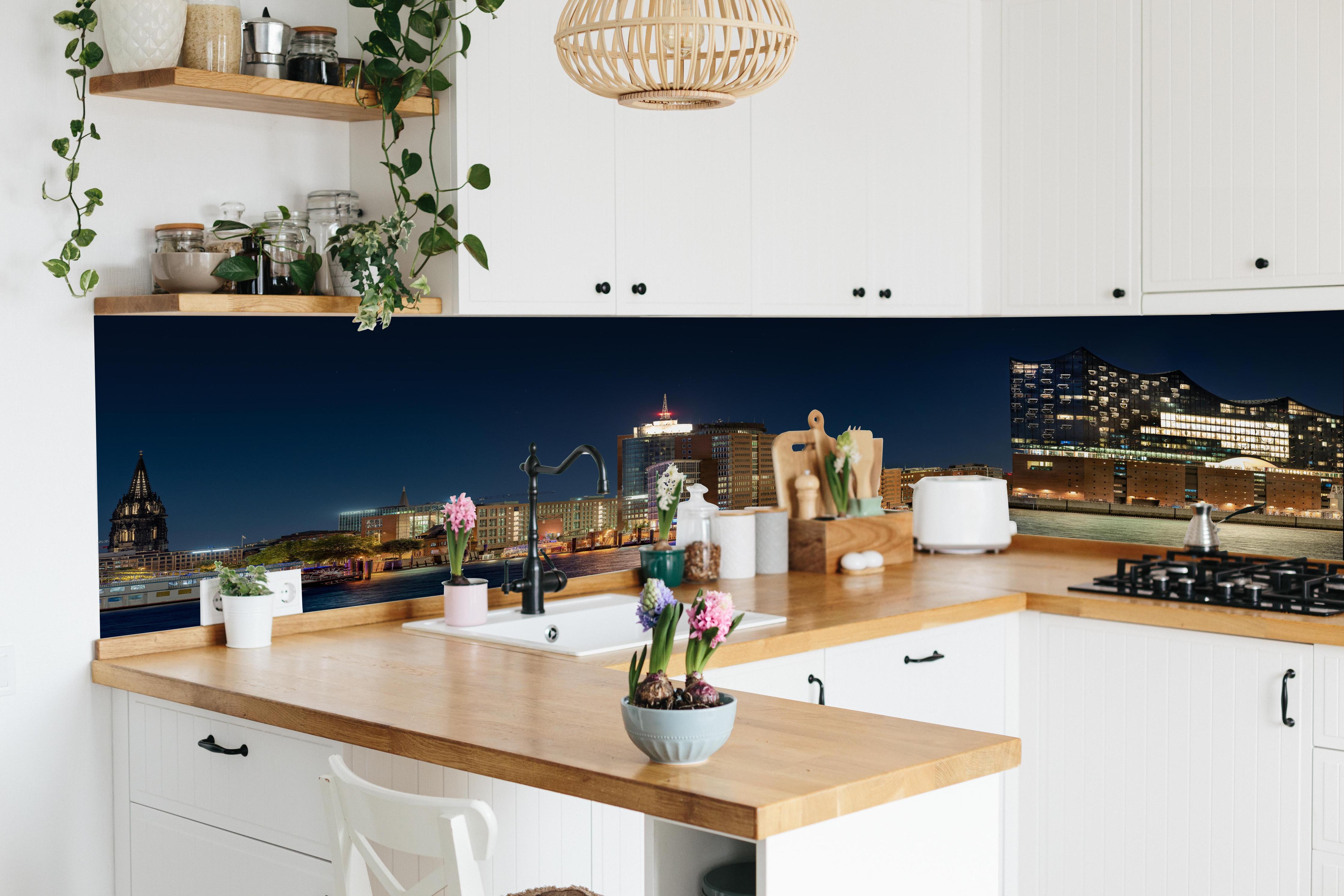 Küche - Hamburg bei Nacht in lebendiger Küche mit bunten Blumen