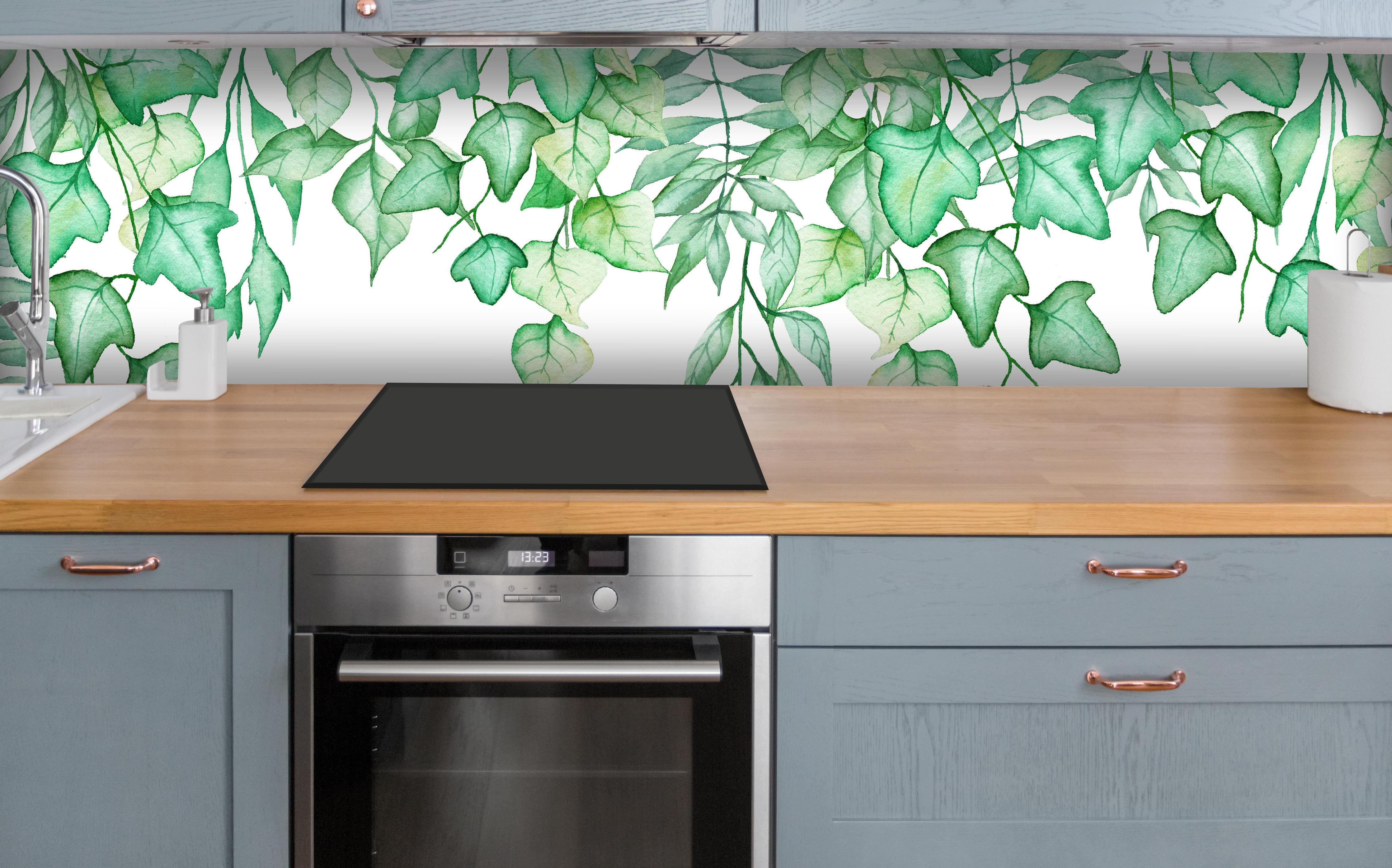 Küche - Handgezeichneten Aquarellblättern und Efeu über polierter Holzarbeitsplatte mit Cerankochfeld