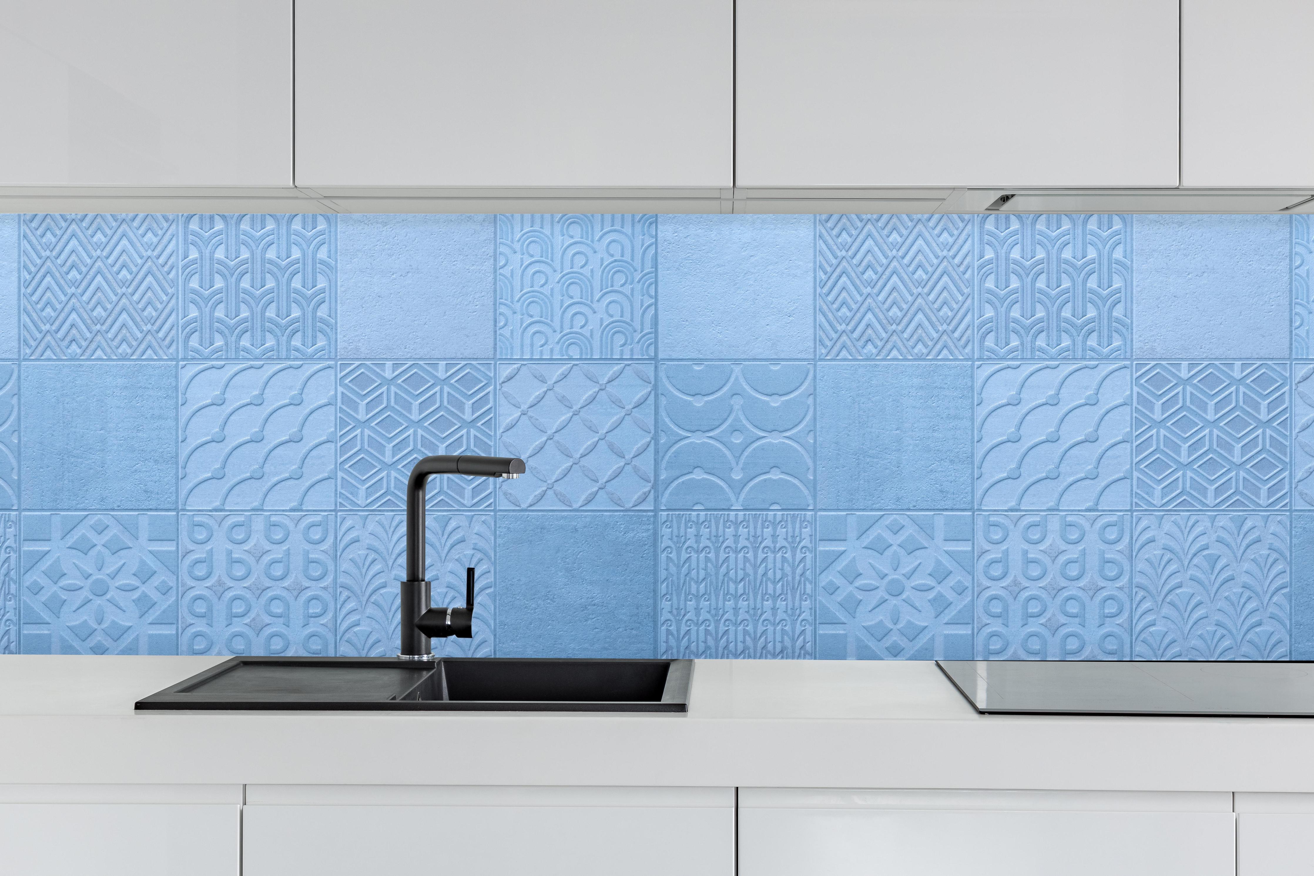 Küche - Hellblaue Fliesenmuster hinter weißen Hochglanz-Küchenregalen und schwarzem Wasserhahn