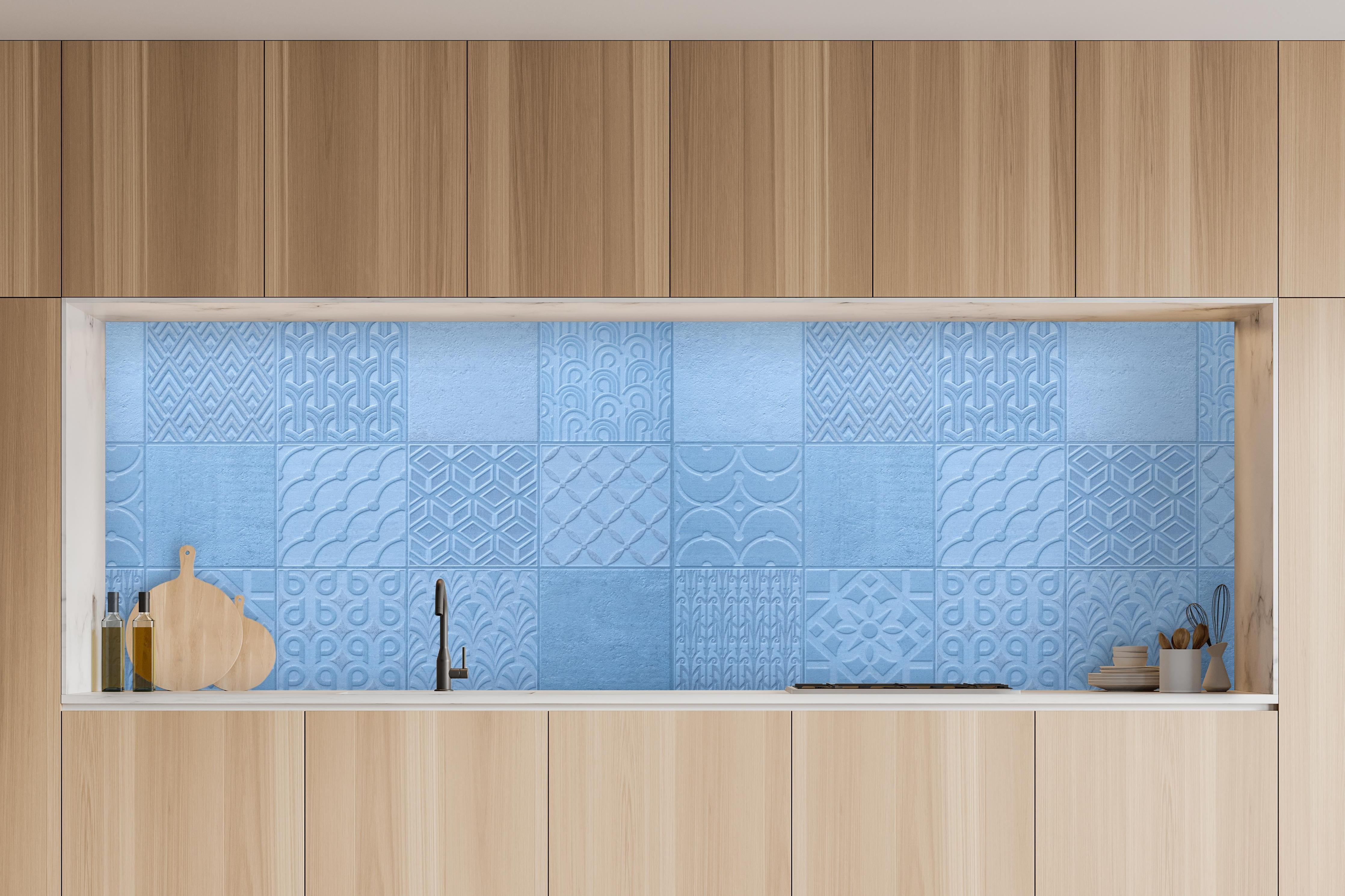 Küche - Hellblaue Fliesenmuster in charakteristischer Vollholz-Küche mit modernem Gasherd