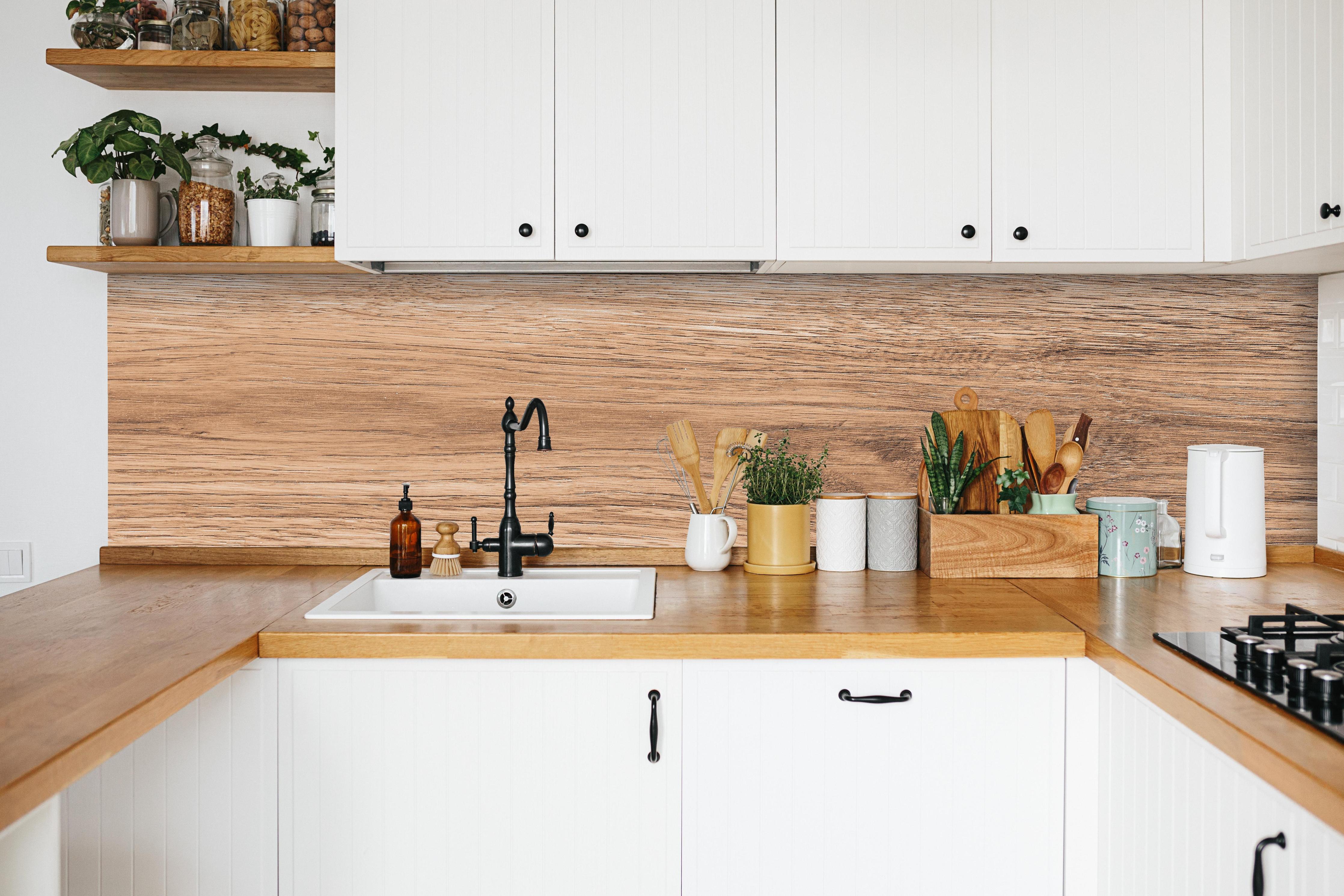 Küche - Heller natürlicher Holzhintergrund in weißer Küche hinter Gewürzen und Kochlöffeln aus Holz