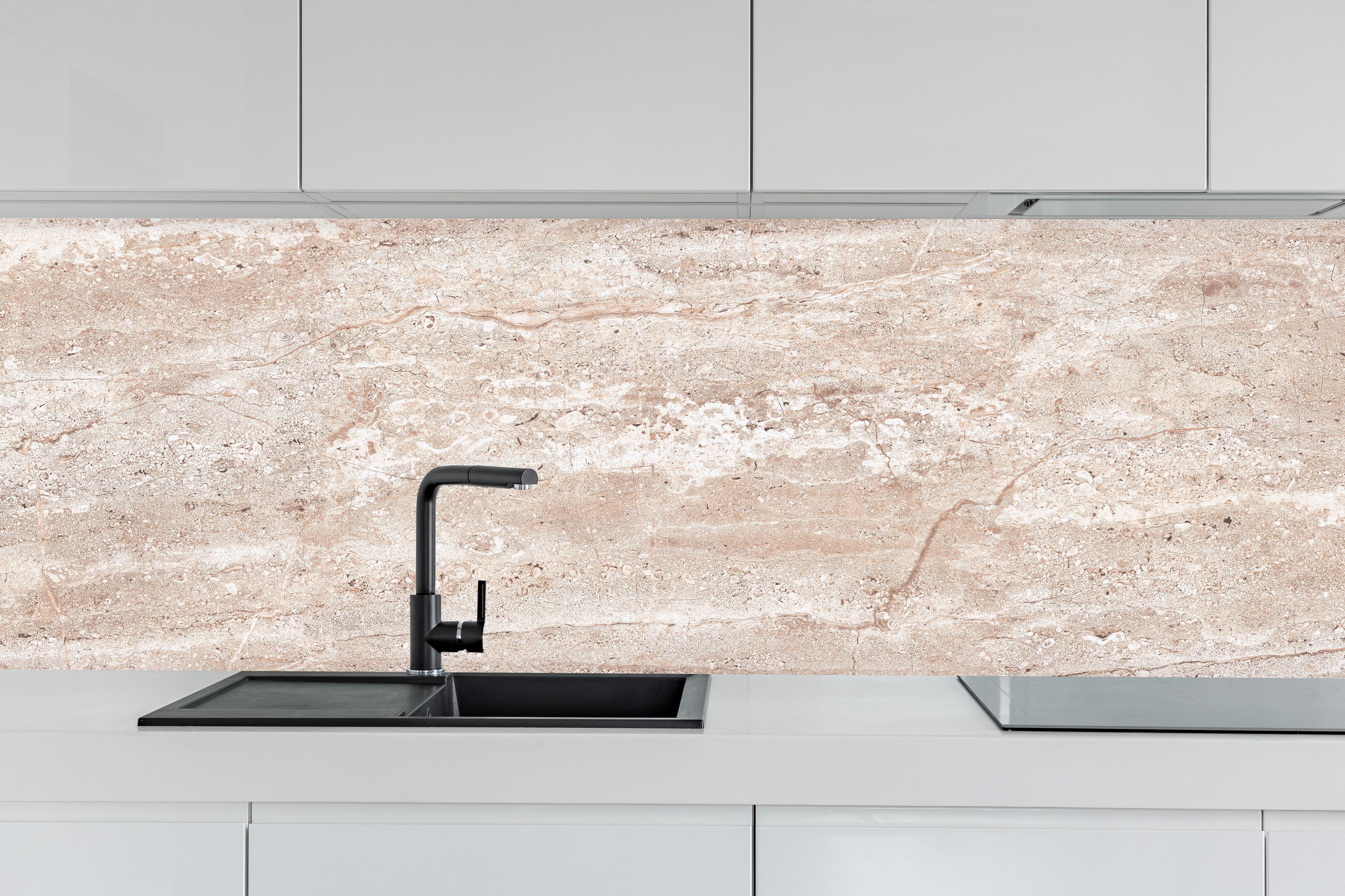 Küche - Heller rostiger Marmor hinter weißen Hochglanz-Küchenregalen und schwarzem Wasserhahn