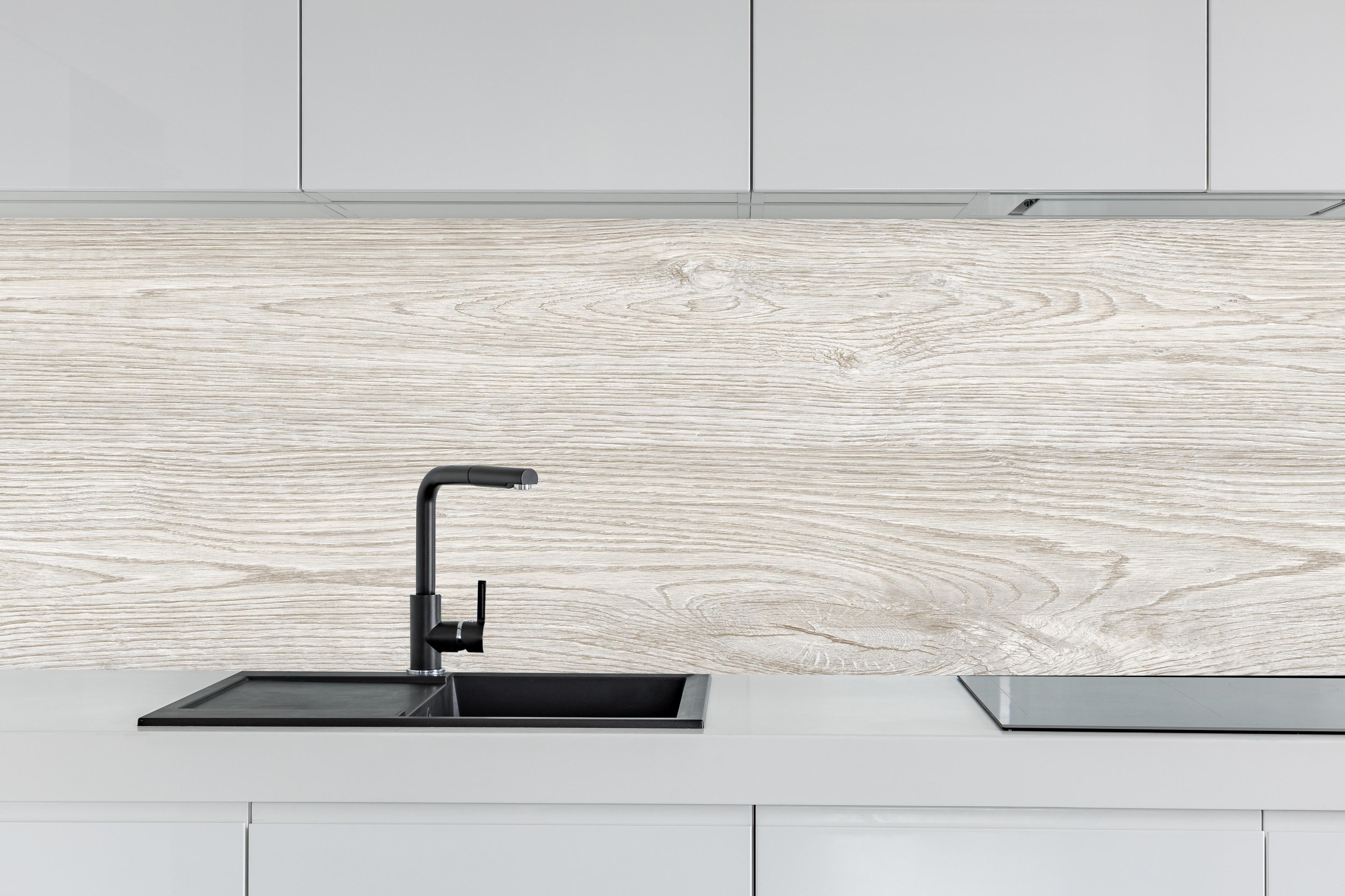 Küche - Helles Eichenholz hinter weißen Hochglanz-Küchenregalen und schwarzem Wasserhahn