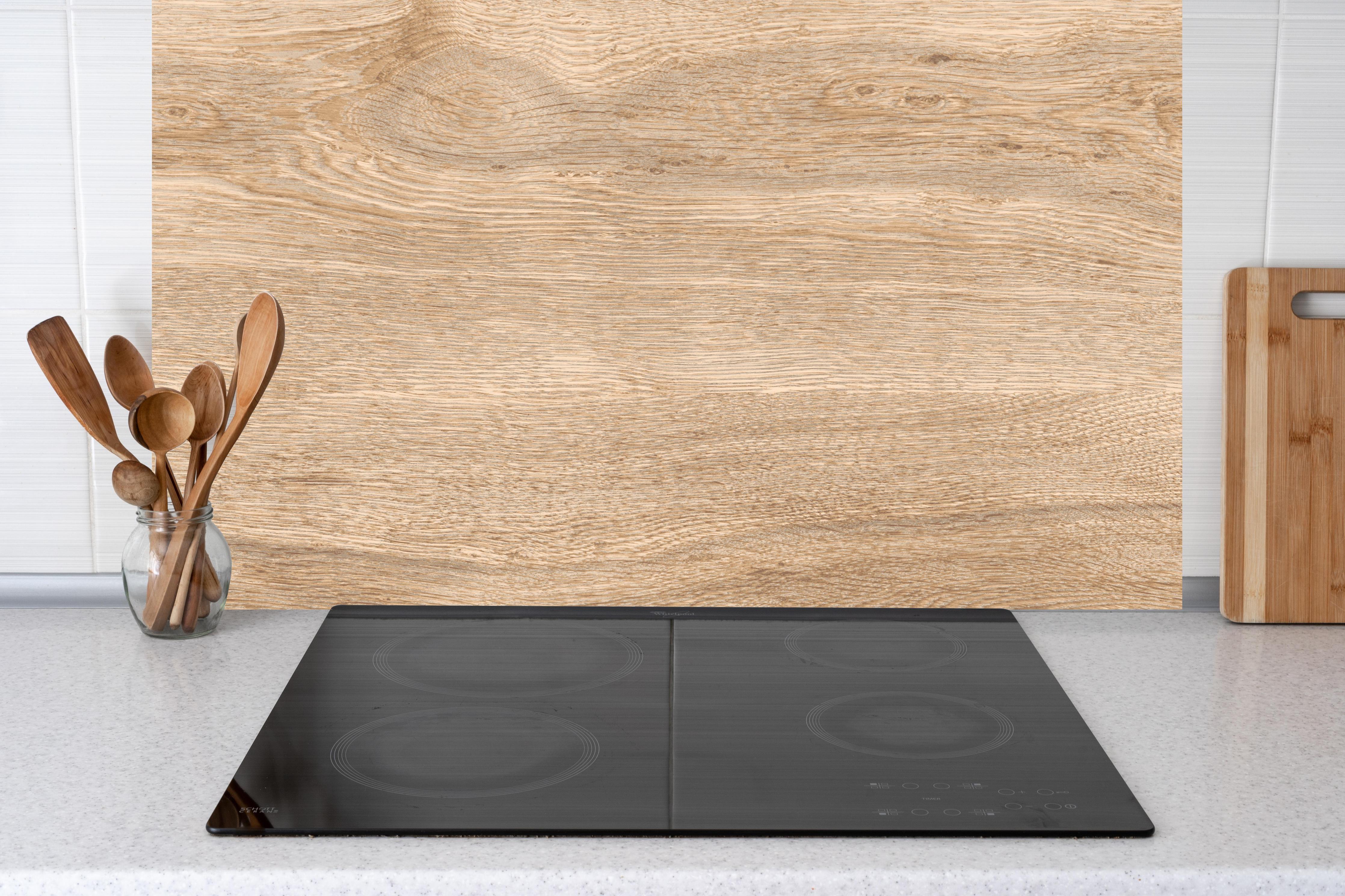 Küche - Helles trockenes Holz hinter Cerankochfeld und Holz-Kochutensilien