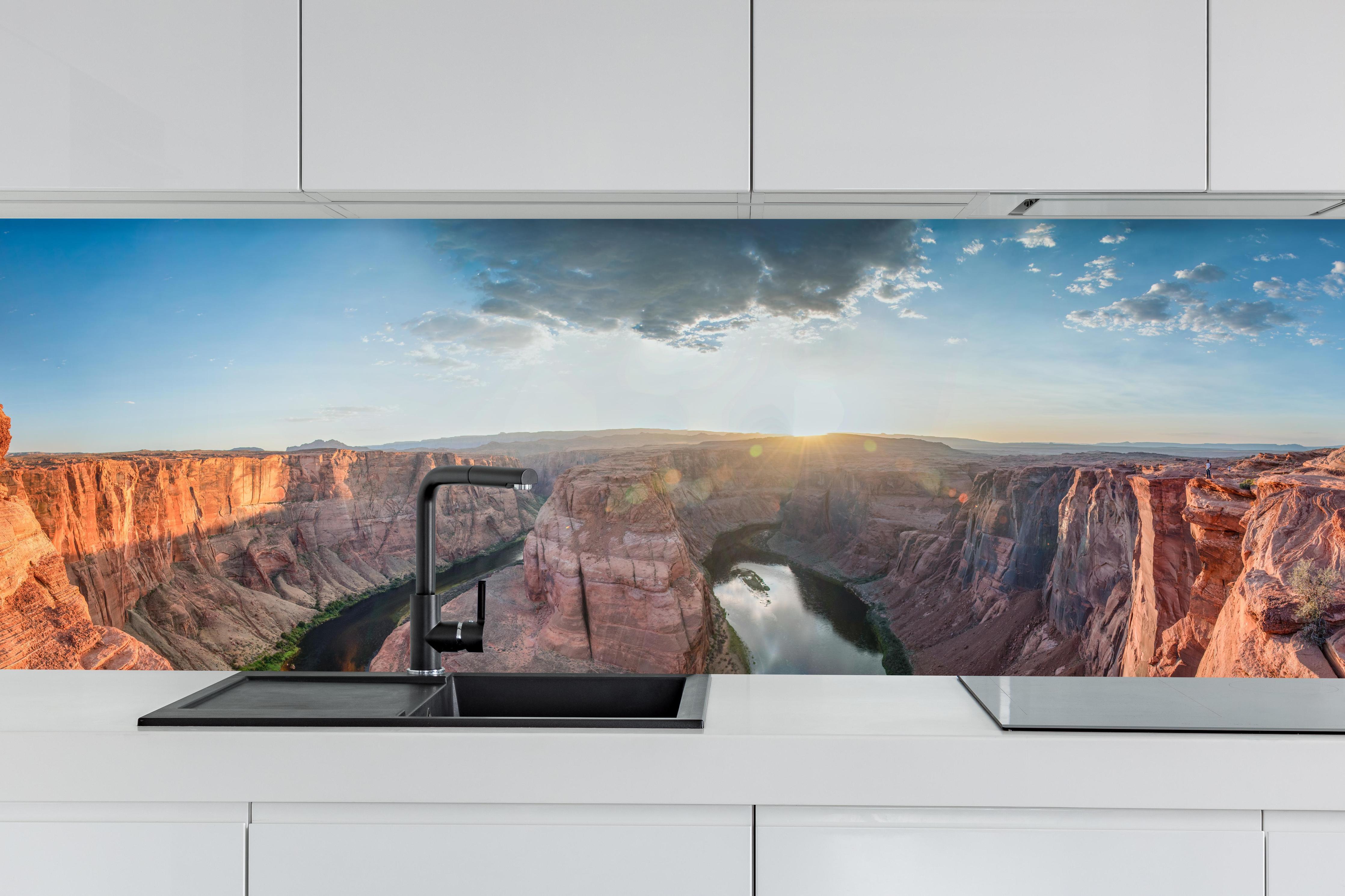 Küche - Horseshoe Bend Sonnenuntergang hinter weißen Hochglanz-Küchenregalen und schwarzem Wasserhahn