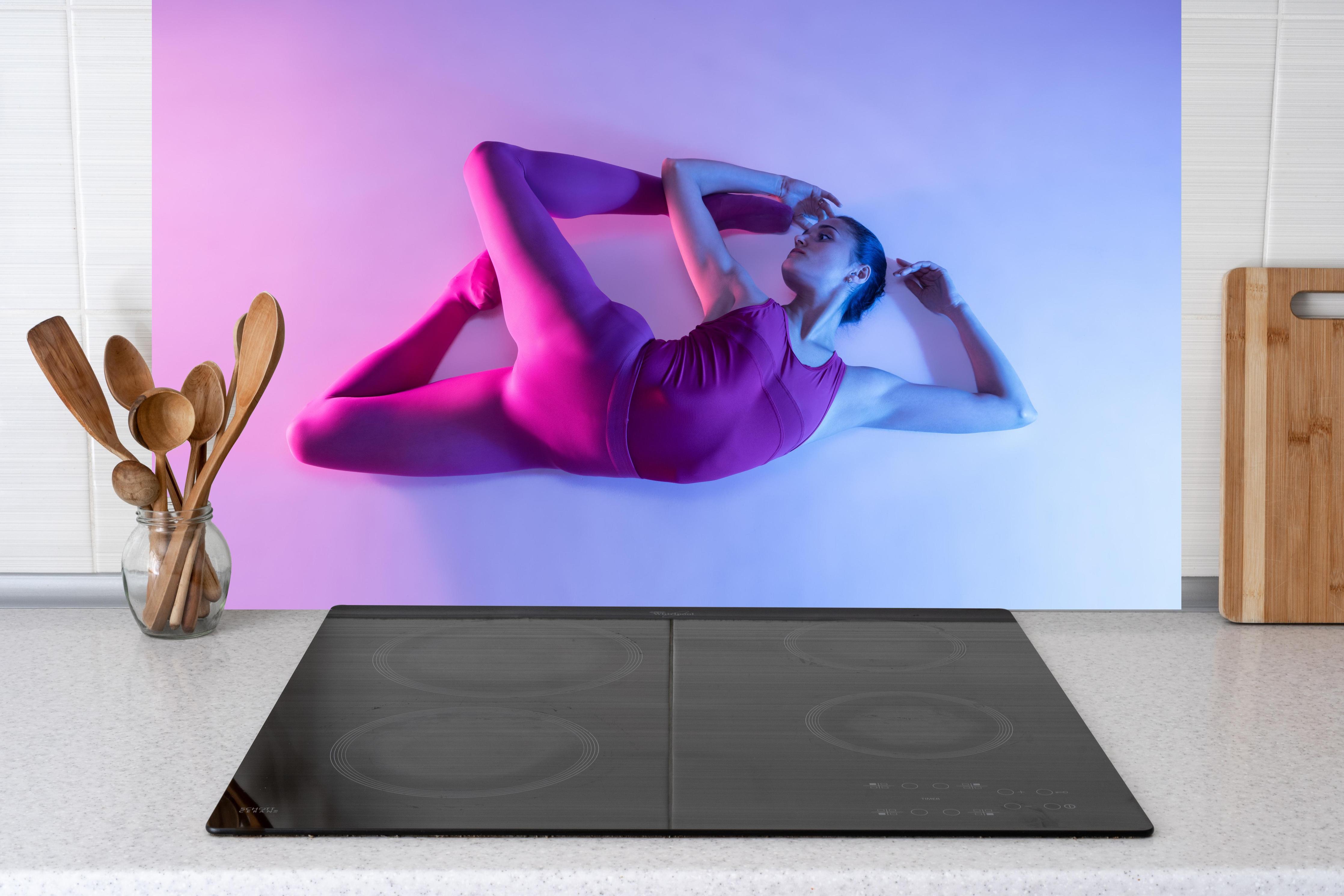 Küche - Junge Balletttänzerin hinter Cerankochfeld und Holz-Kochutensilien