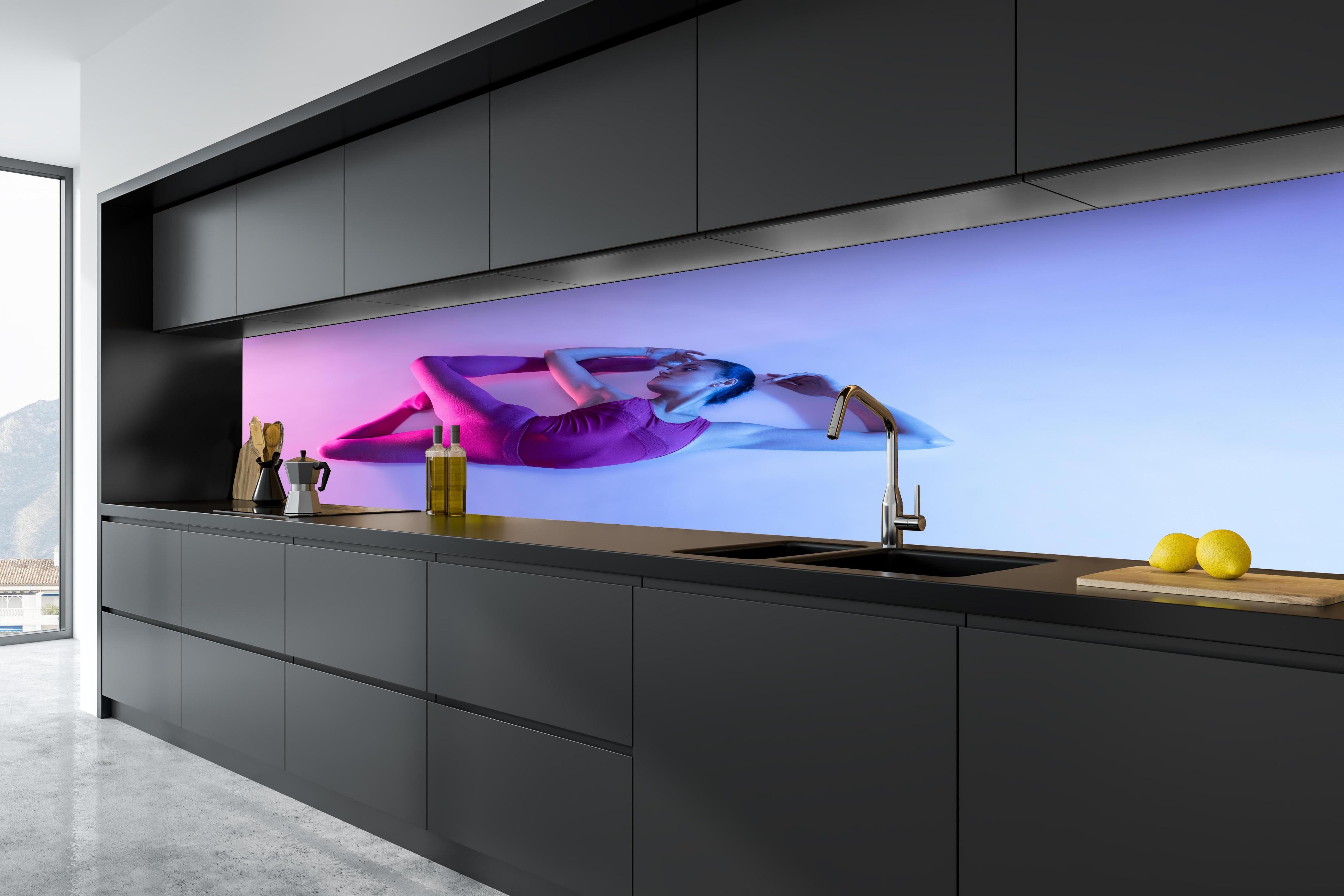 Küche - Junge Balletttänzerin in tiefschwarzer matt-premium Einbauküche