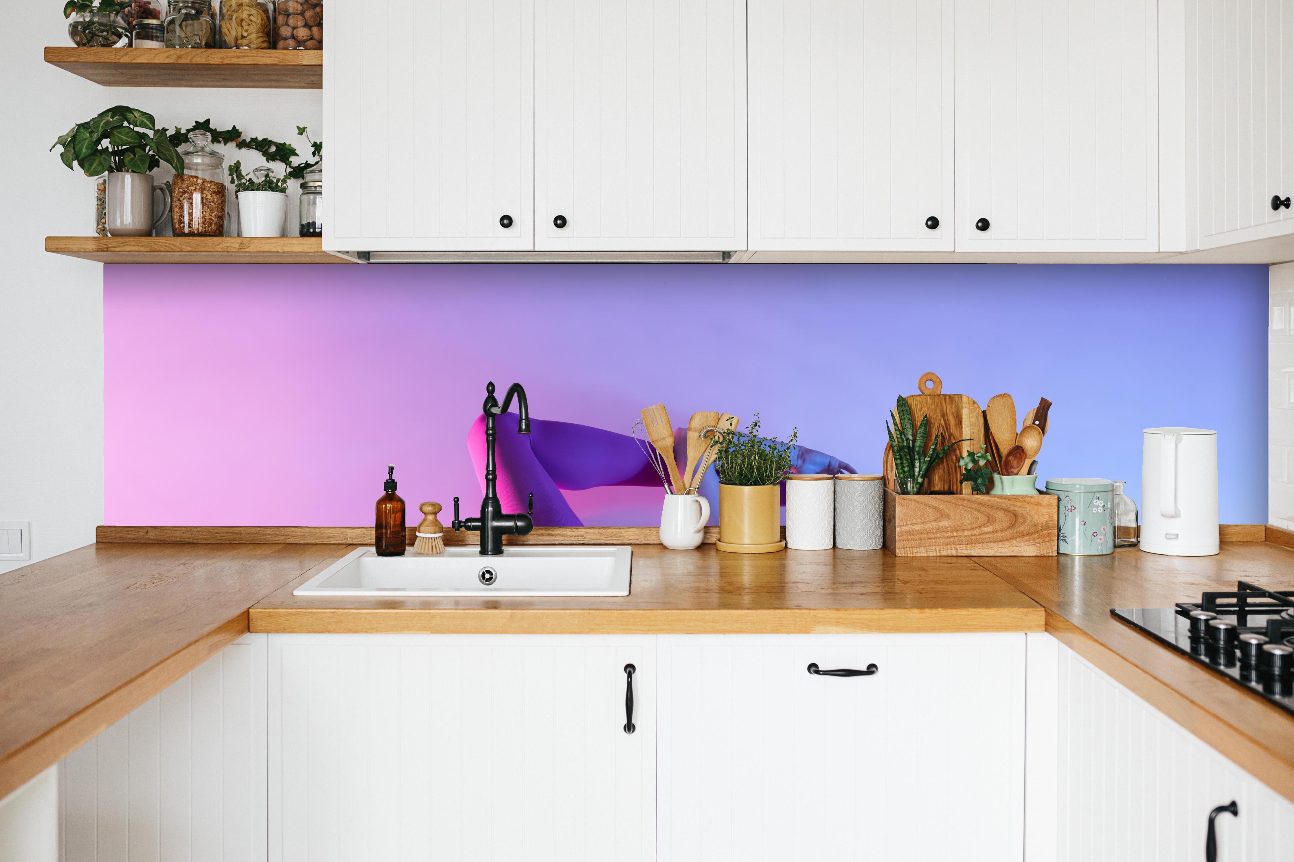 Küche - Junge Balletttänzerin in weißer Küche hinter Gewürzen und Kochlöffeln aus Holz