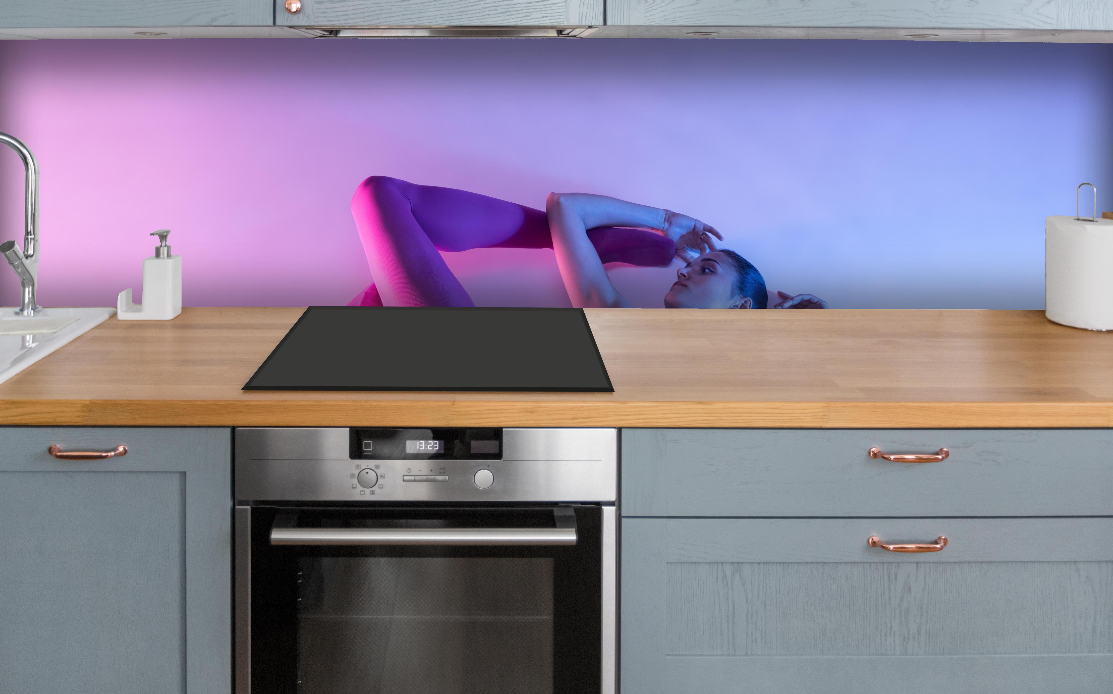 Küche - Junge Balletttänzerin über polierter Holzarbeitsplatte mit Cerankochfeld