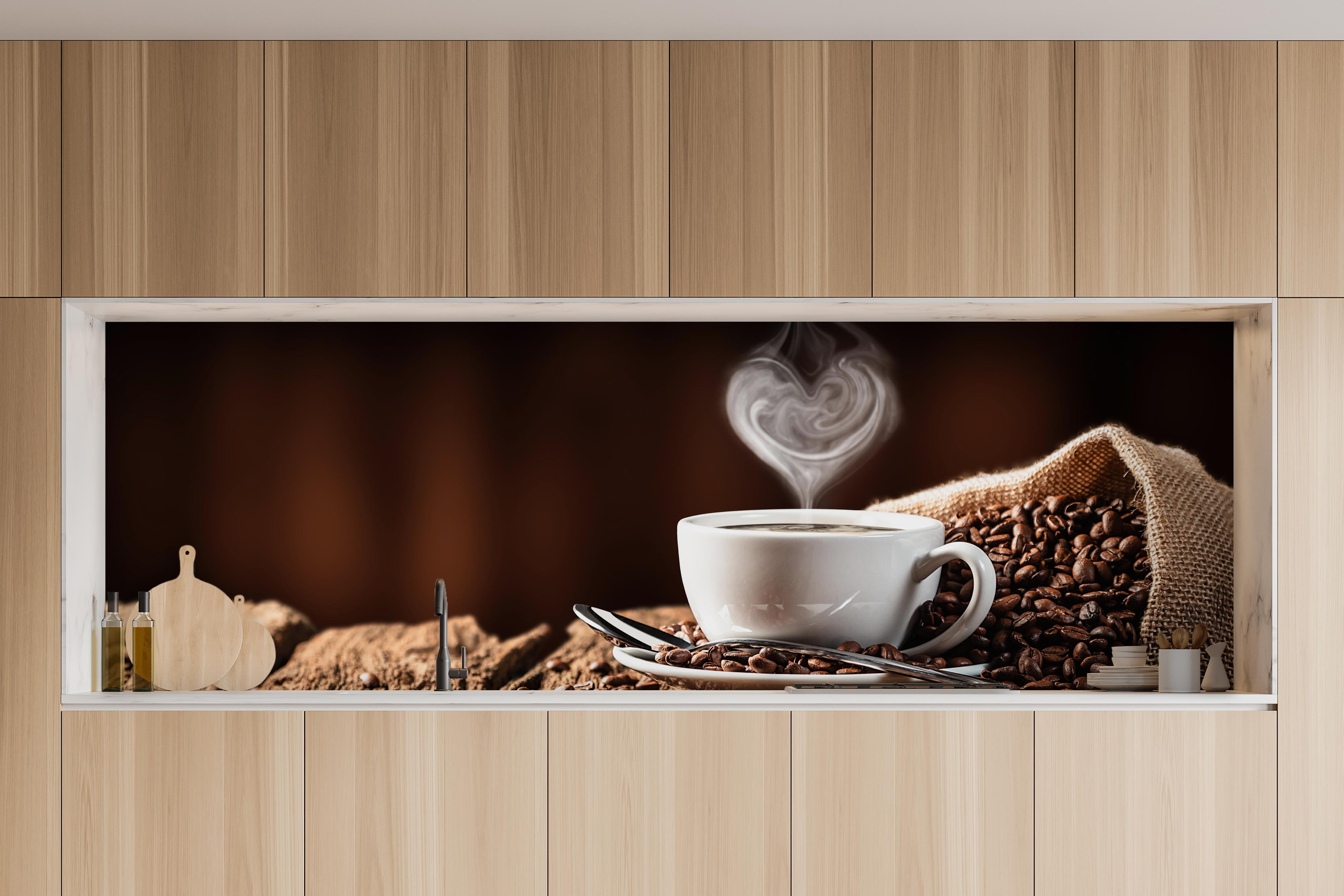 Küche - Kaffeetasse mit herzförmigem Dampf in charakteristischer Vollholz-Küche mit modernem Gasherd