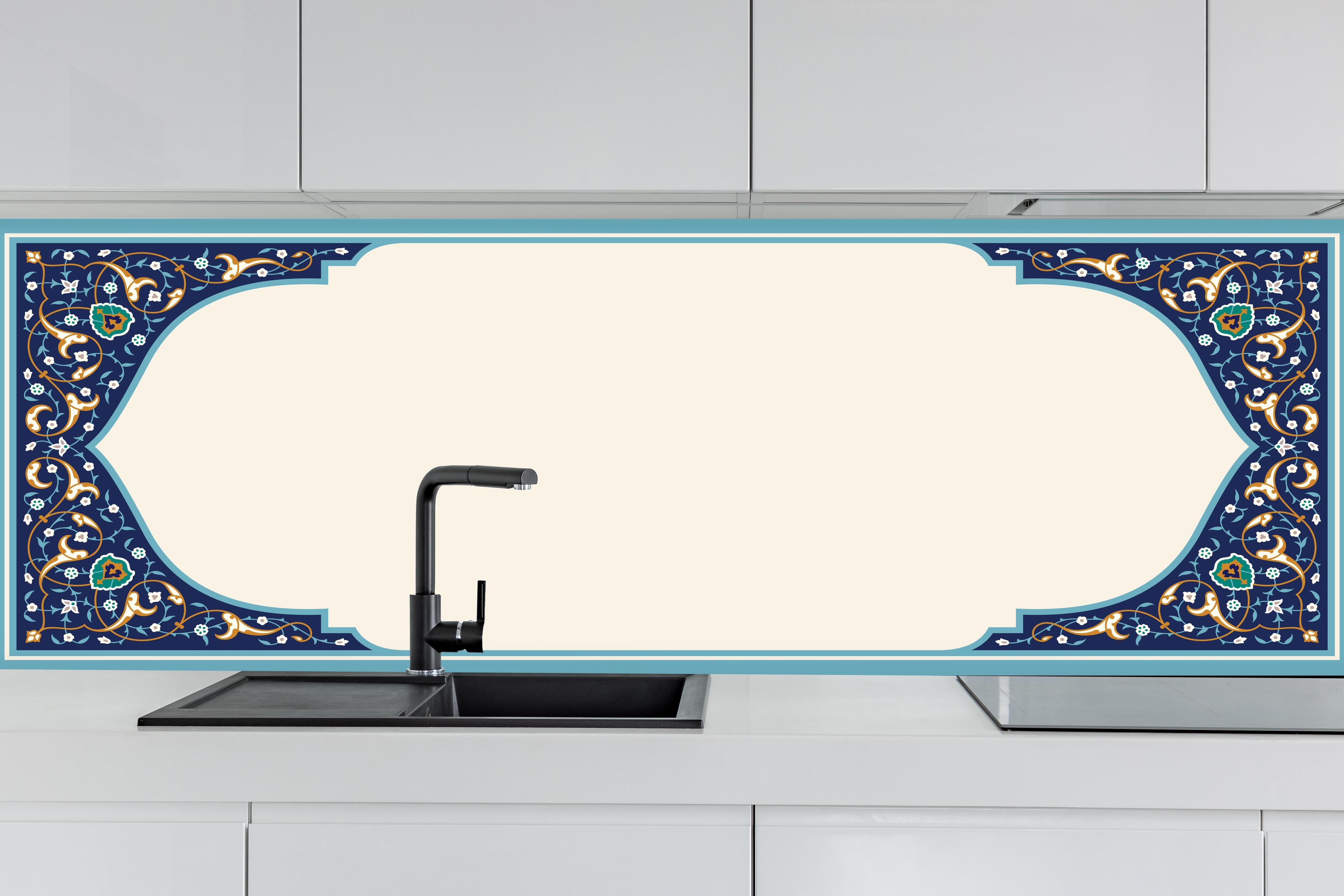 Küche - Kalligraphie Platzhalter hinter weißen Hochglanz-Küchenregalen und schwarzem Wasserhahn