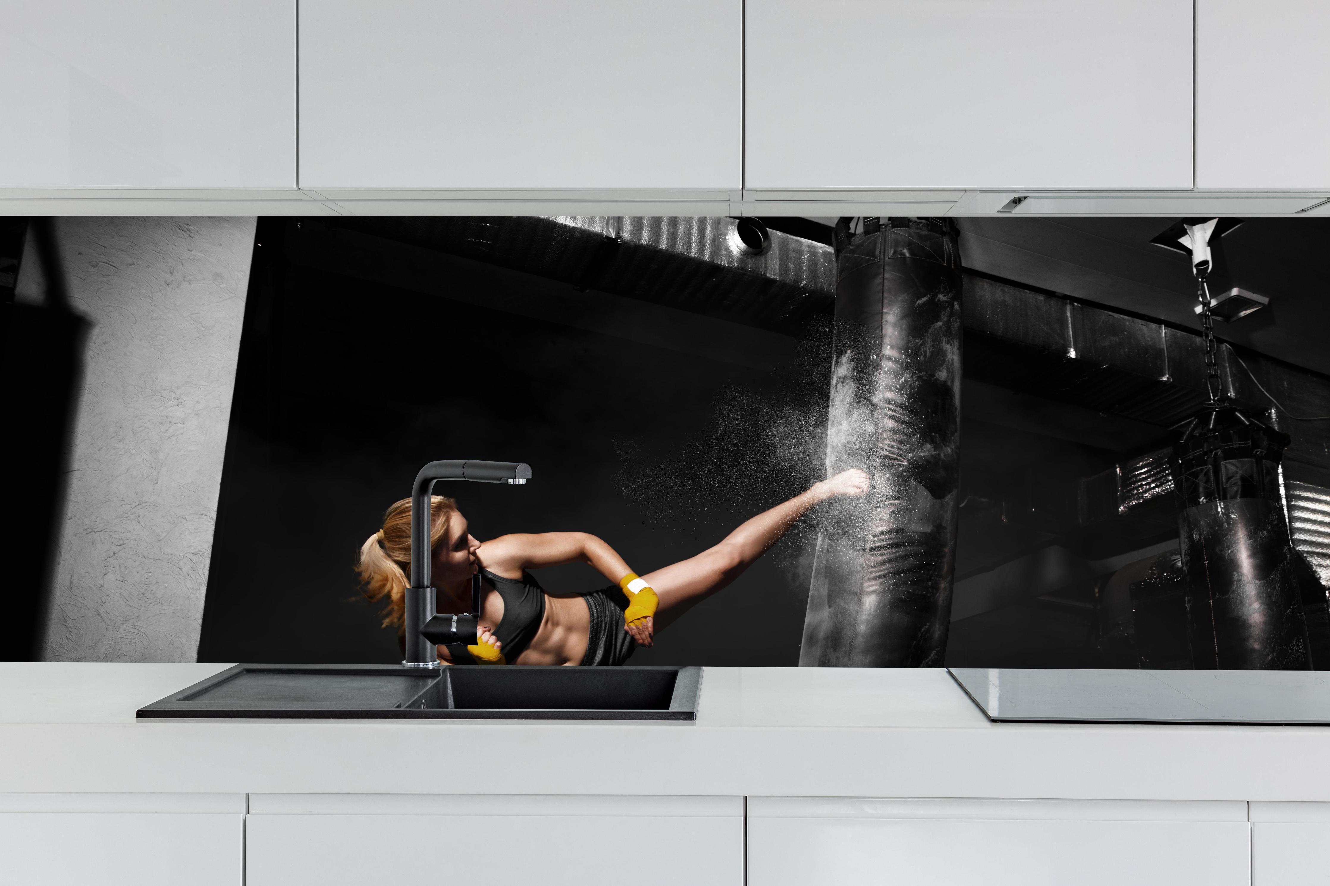 Küche - Kickboxen Sport 2 hinter weißen Hochglanz-Küchenregalen und schwarzem Wasserhahn
