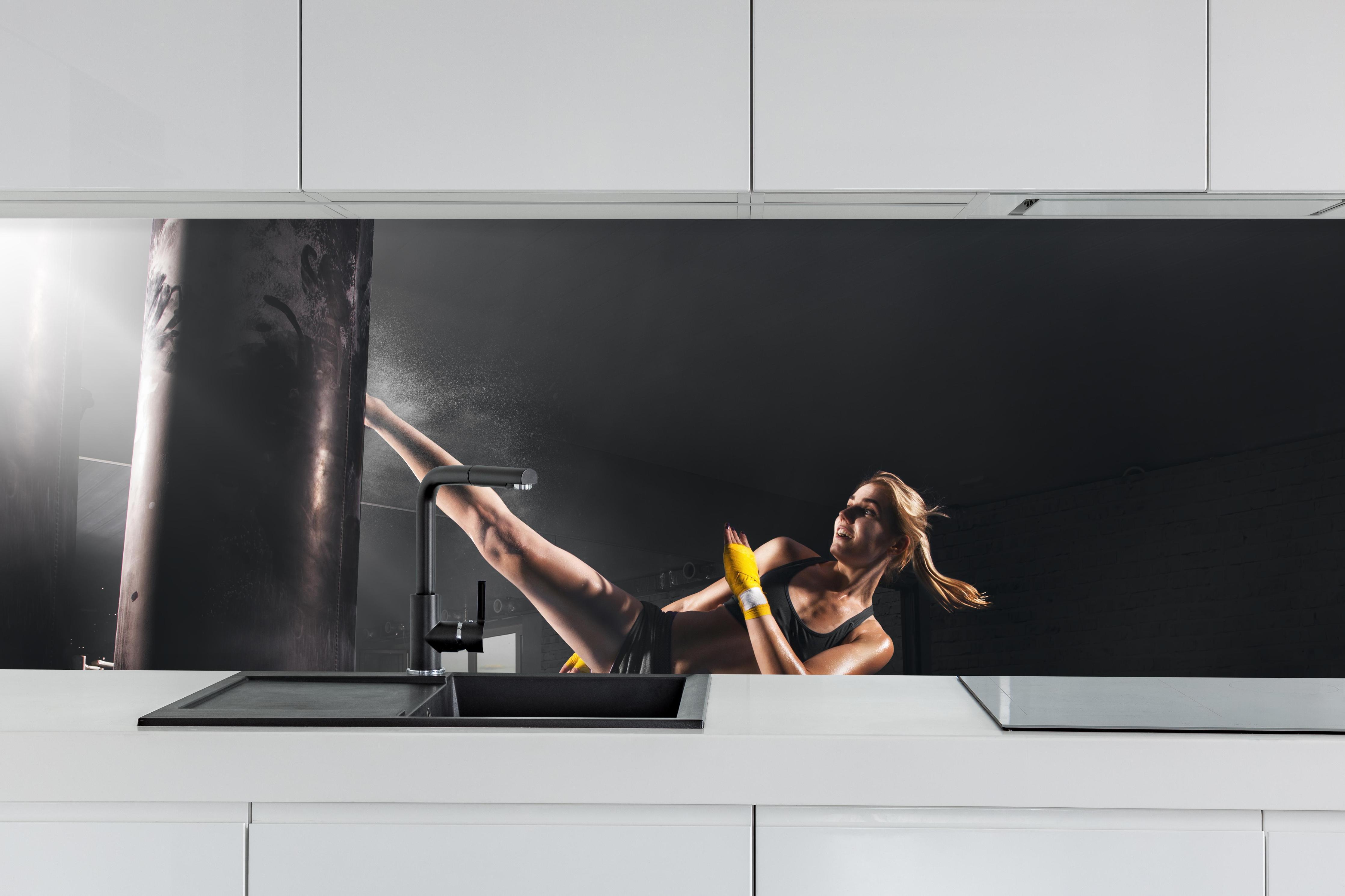 Küche - Kickboxen Sport hinter weißen Hochglanz-Küchenregalen und schwarzem Wasserhahn