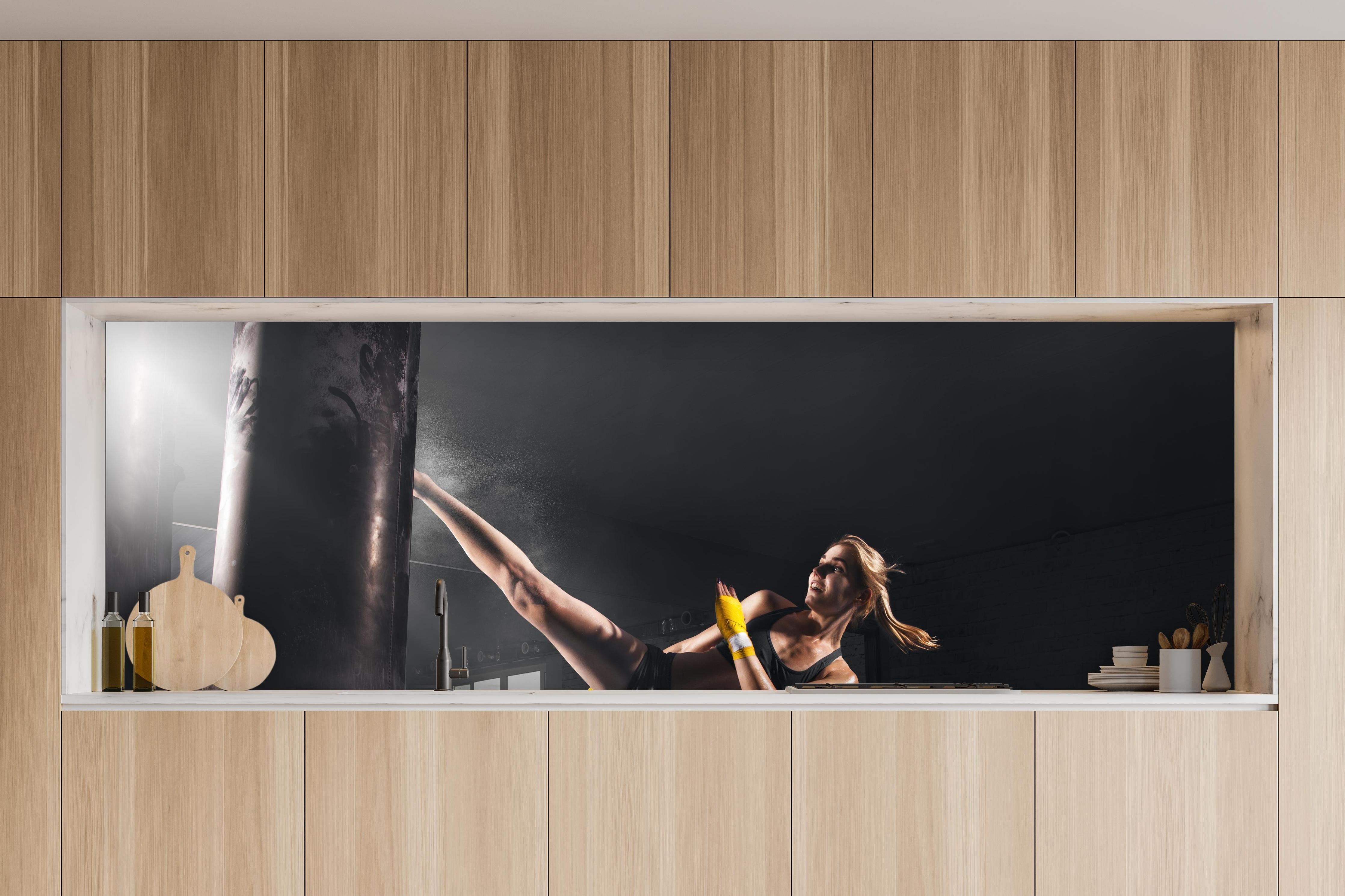 Küche - Kickboxen Sport in charakteristischer Vollholz-Küche mit modernem Gasherd