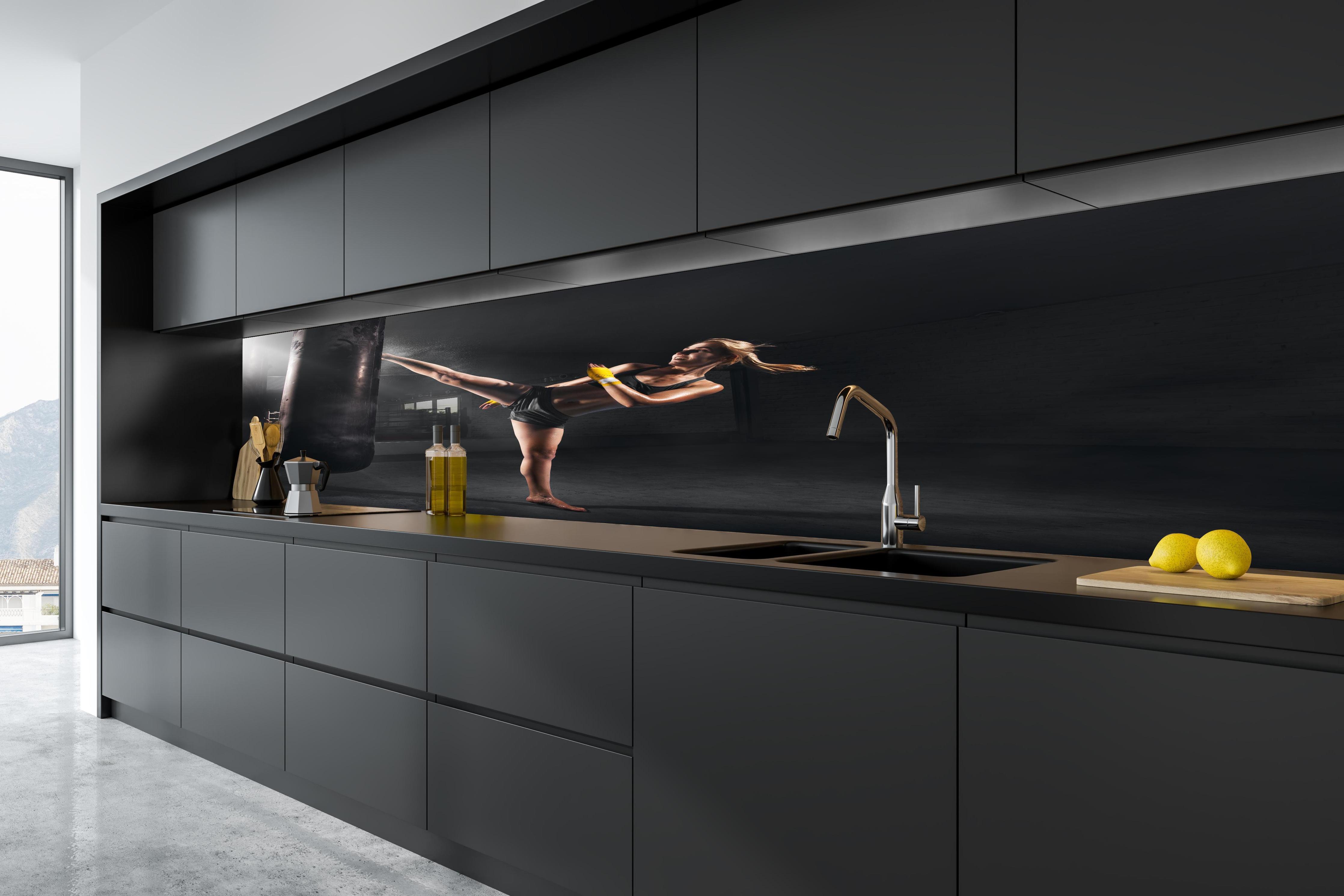 Küche - Kickboxen Sport in tiefschwarzer matt-premium Einbauküche