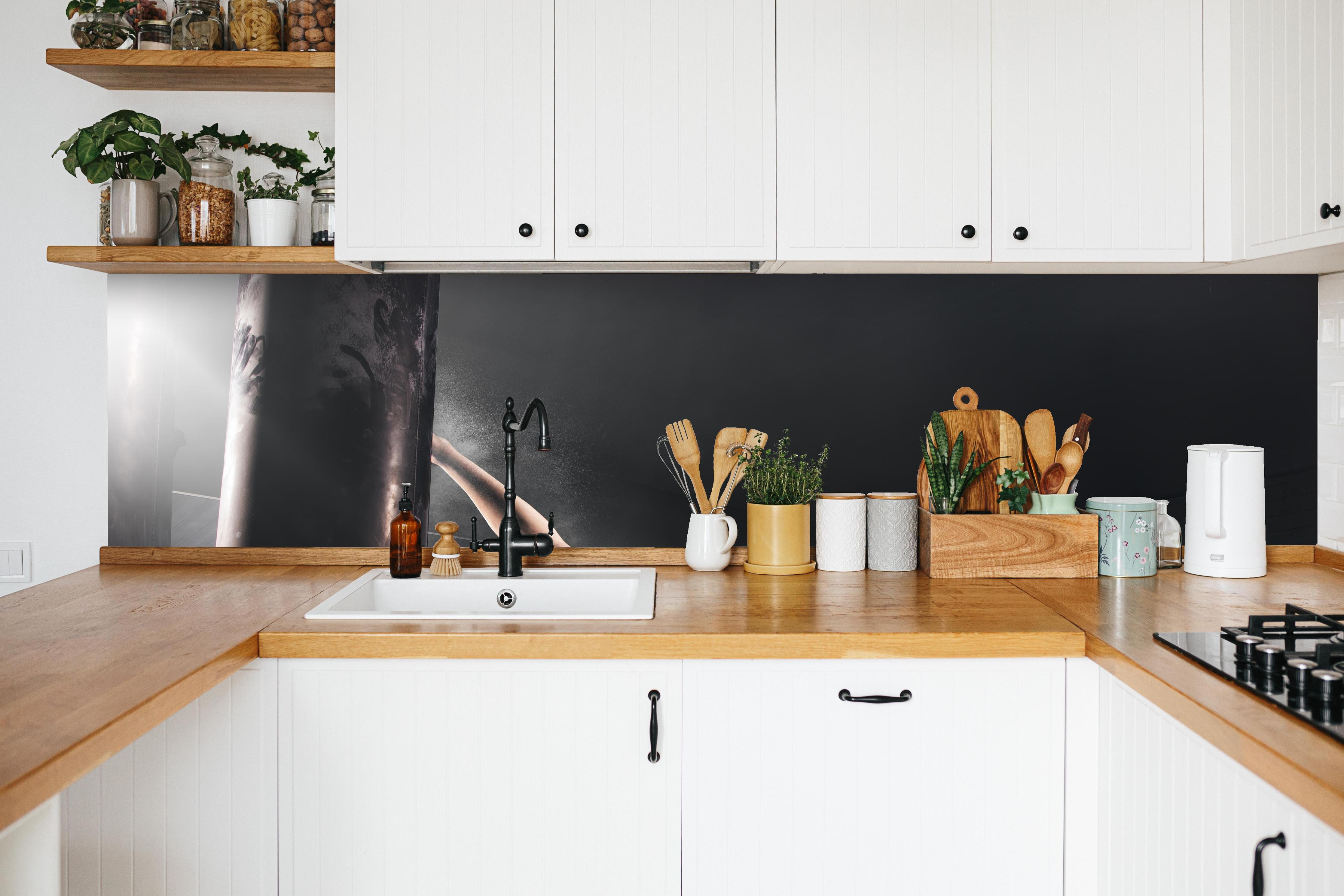 Küche - Kickboxen Sport in weißer Küche hinter Gewürzen und Kochlöffeln aus Holz