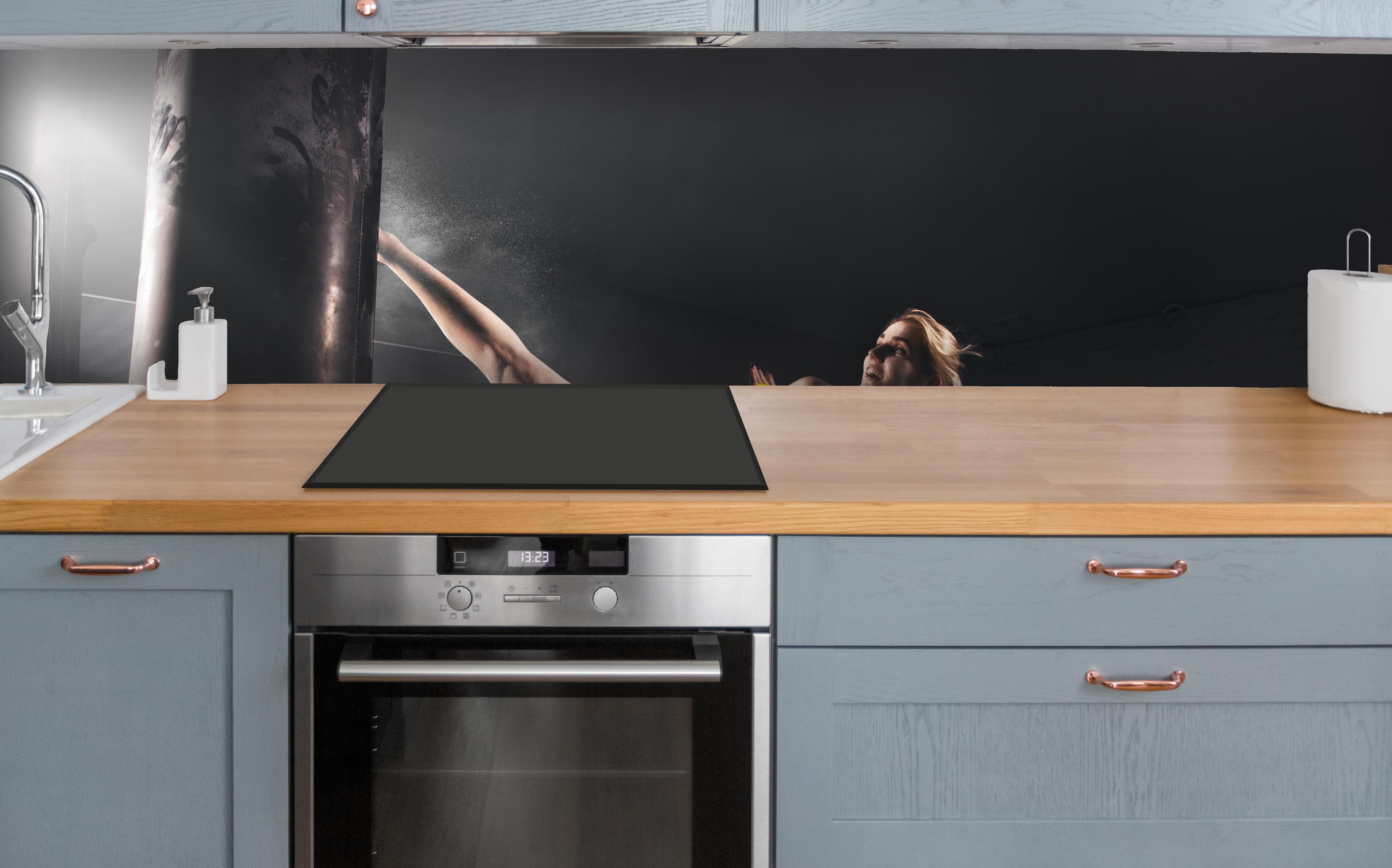 Küche - Kickboxen Sport über polierter Holzarbeitsplatte mit Cerankochfeld