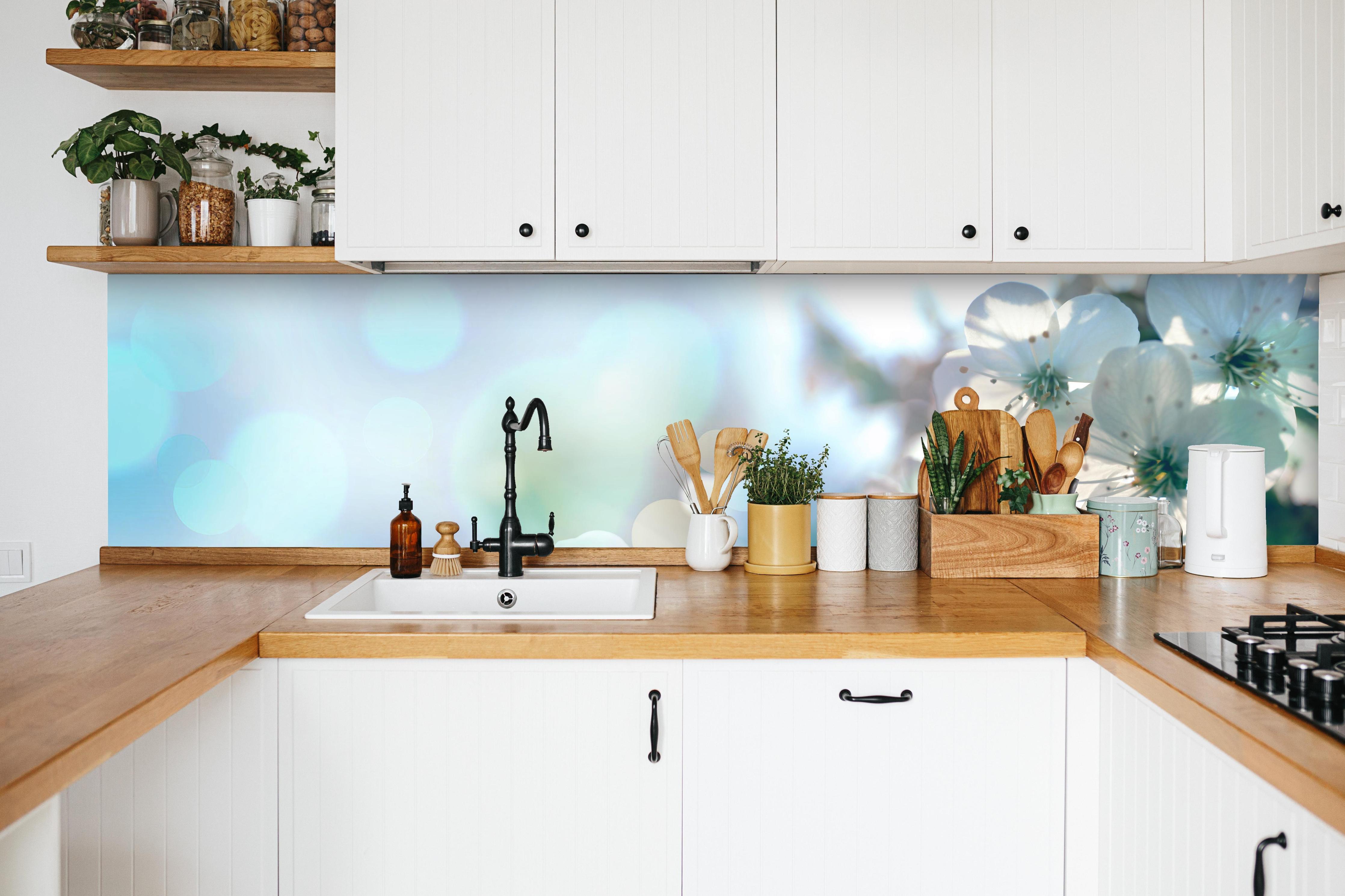 Küche - Kirchbaum Frühlings-Blüten in weißer Küche hinter Gewürzen und Kochlöffeln aus Holz