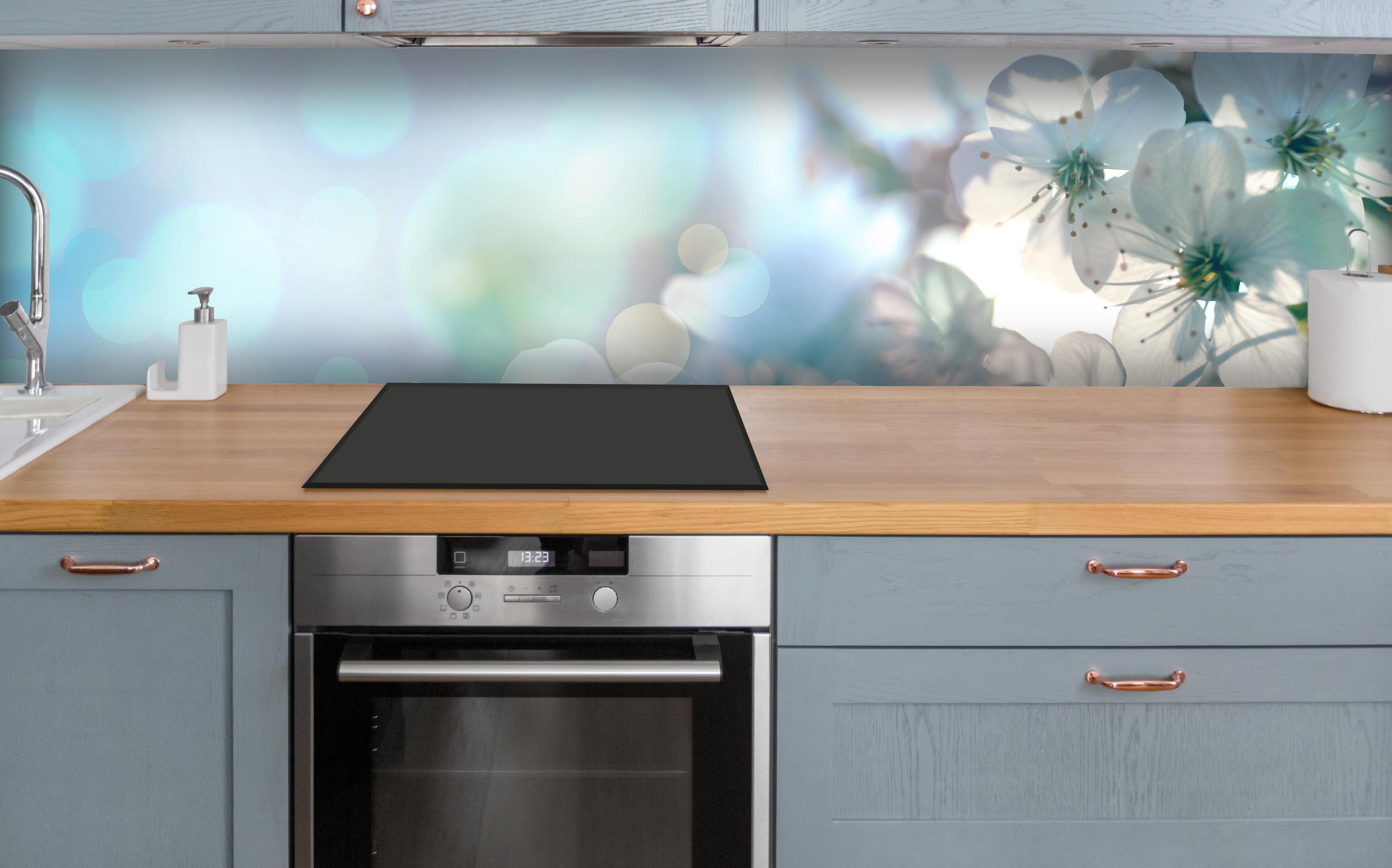 Küche - Kirchbaum Frühlings-Blüten über polierter Holzarbeitsplatte mit Cerankochfeld