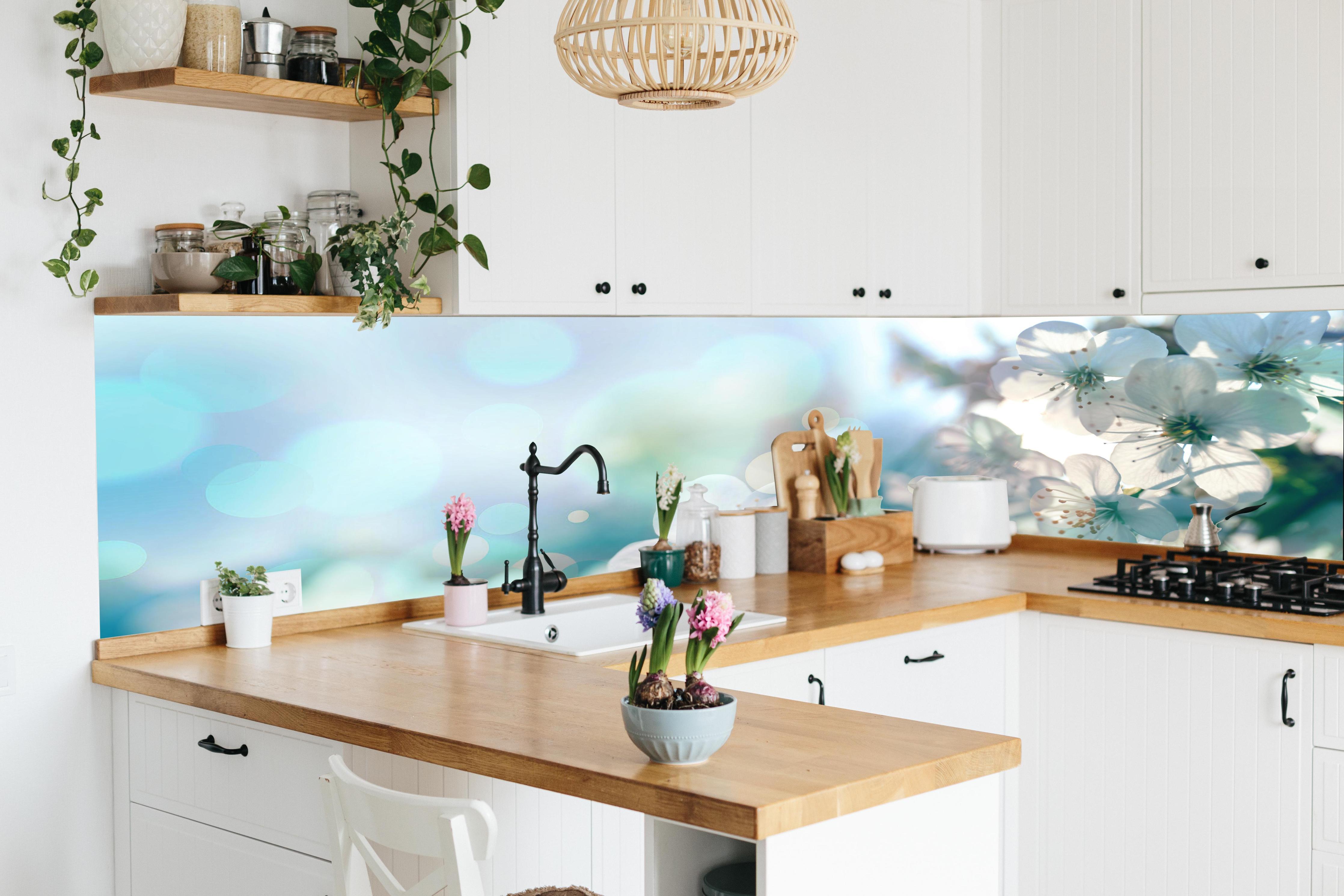 Küche - Kirchbaum Frühlings-Blüten in lebendiger Küche mit bunten Blumen