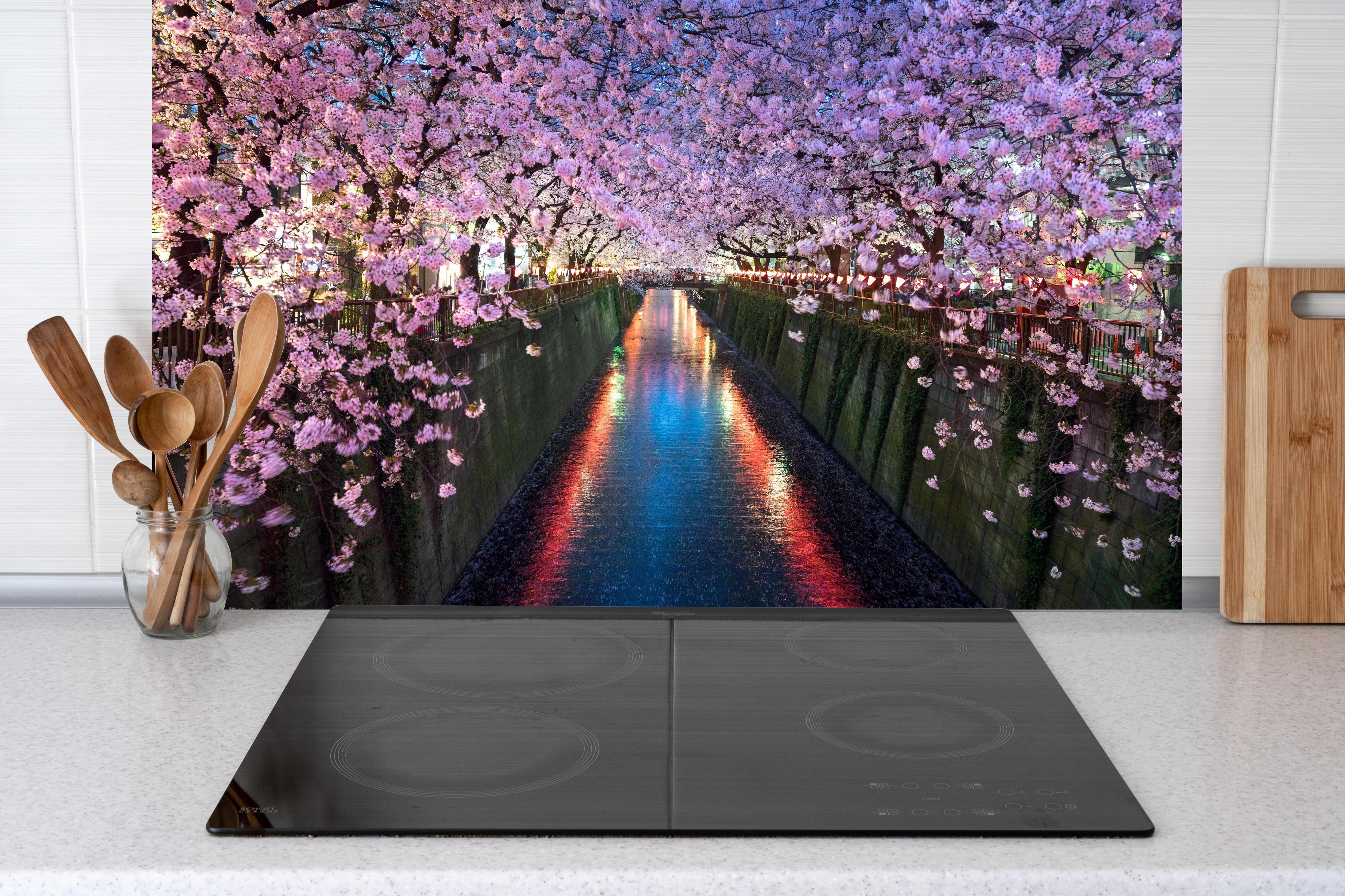 Küche - Kirschblüten bei Nacht Nakameguro - Tokio hinter Cerankochfeld und Holz-Kochutensilien