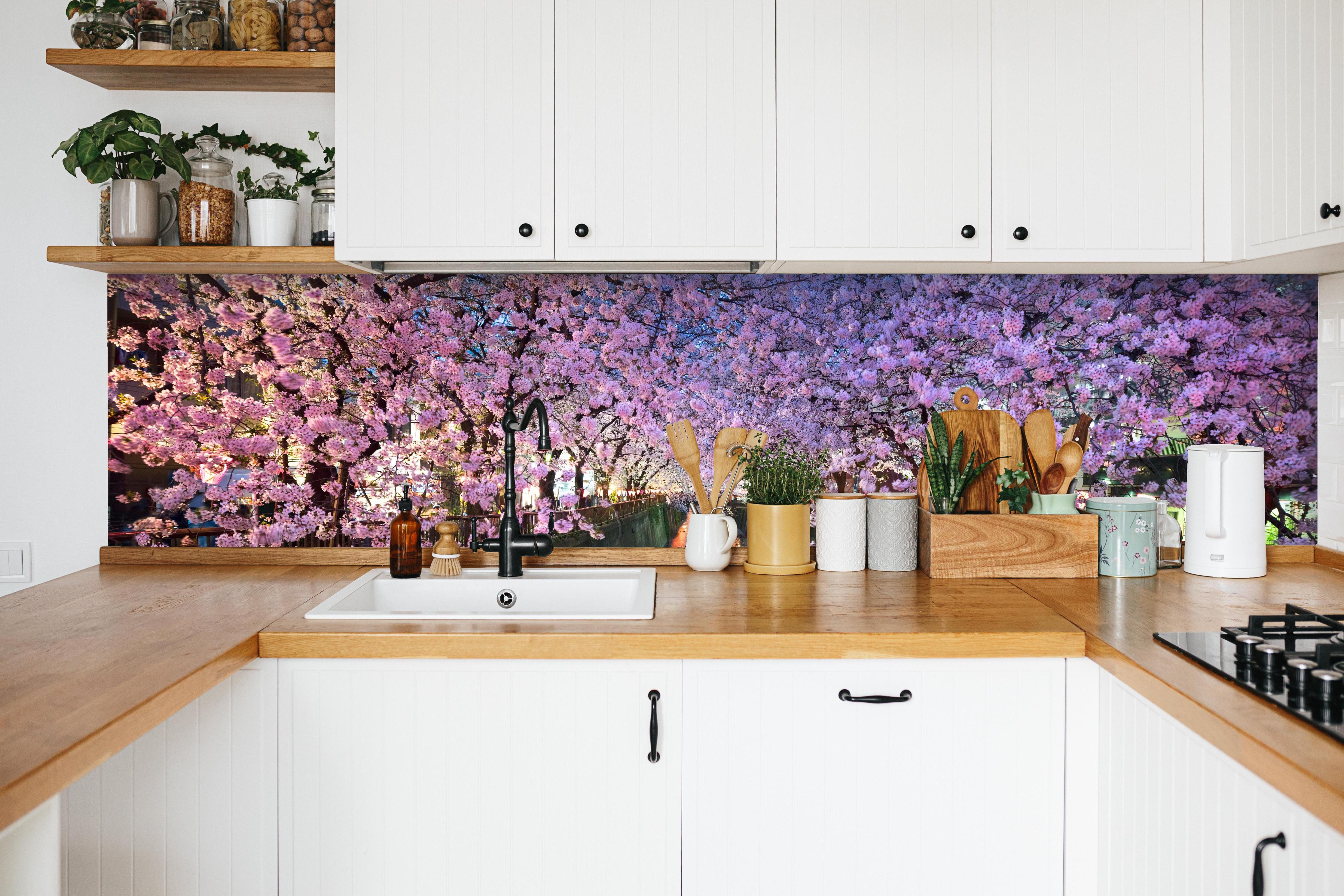Küche - Kirschblüten bei Nacht Nakameguro - Tokio in weißer Küche hinter Gewürzen und Kochlöffeln aus Holz