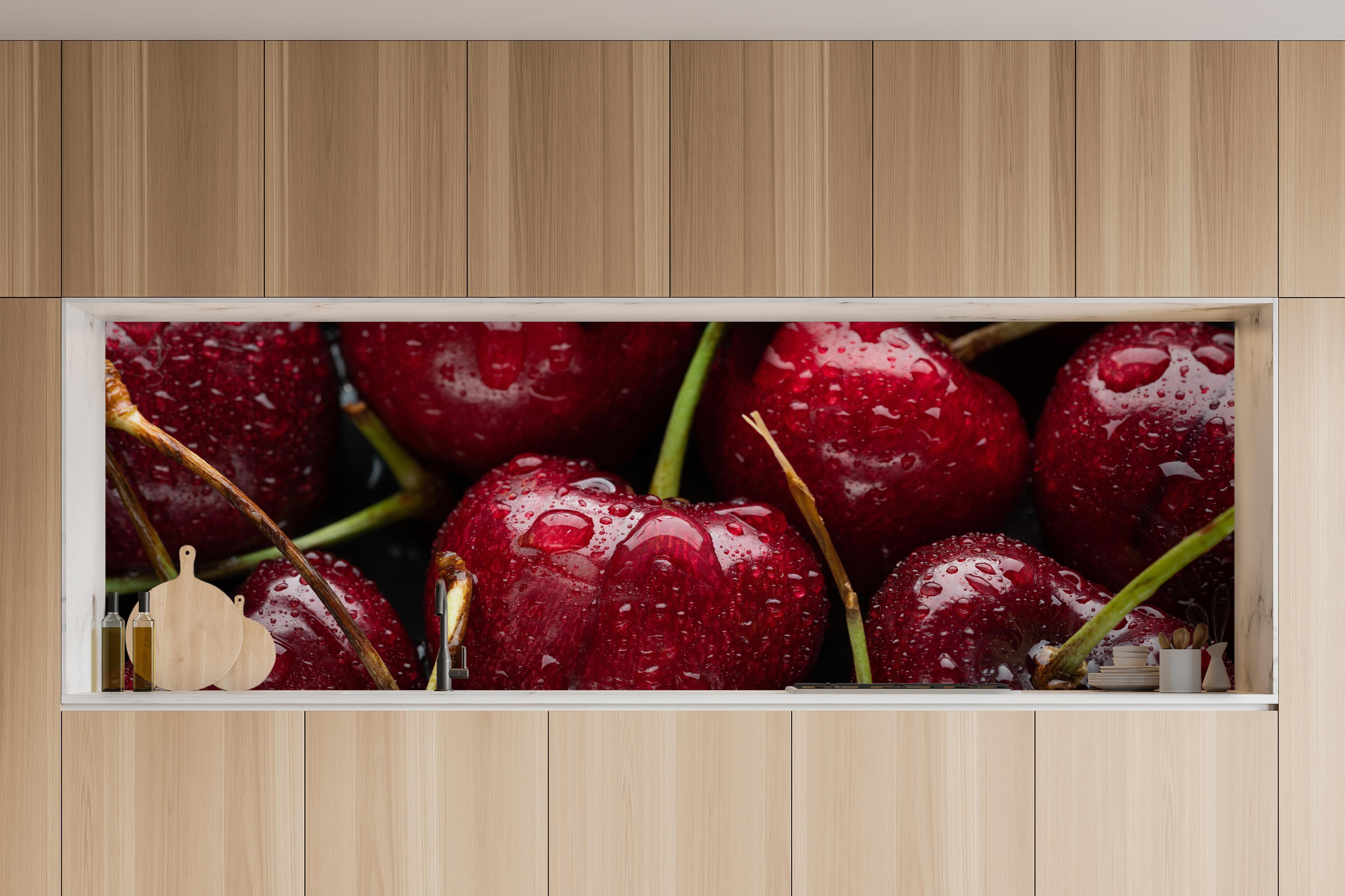 Küche - Kirschen mit Wasserperlen in charakteristischer Vollholz-Küche mit modernem Gasherd